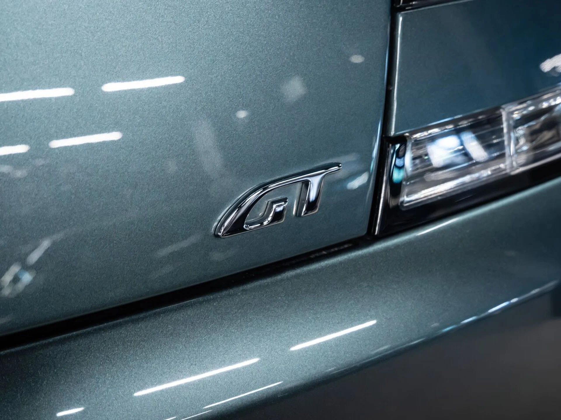 mph056_577757752_aston_martin_v8_vantage_2015_c4e77e66d5