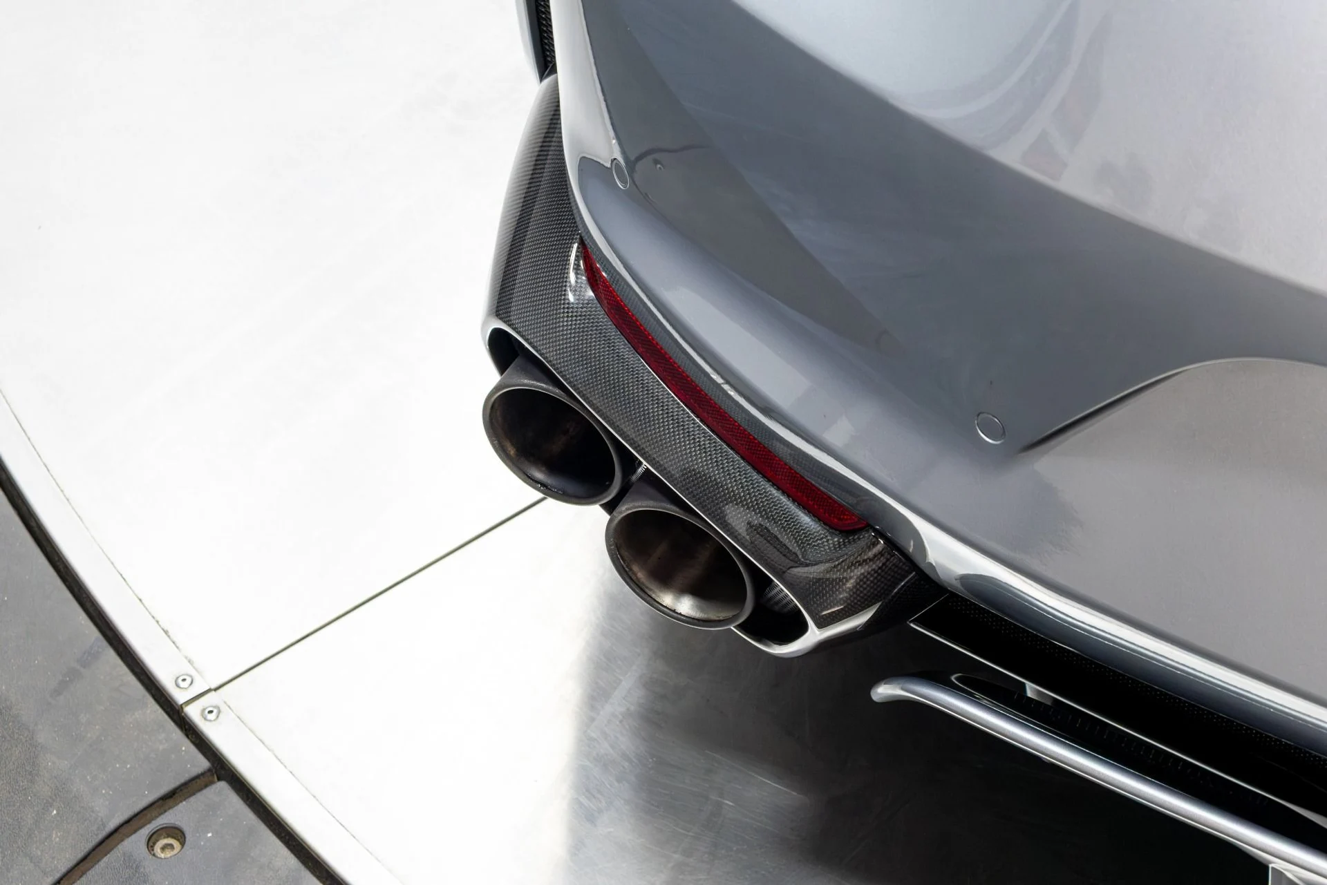 mph056_653370871_Used_2018_Ferrari_812_Superfast_1777416678_d29a04e6a6