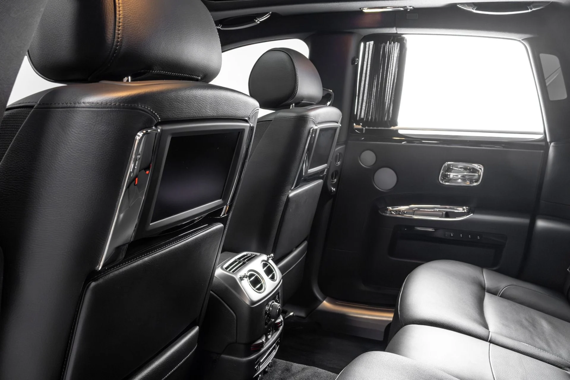 mph056_76040201_Used_2011_Rolls_Royce_Ghost_Base_1762877304_5d886f226f