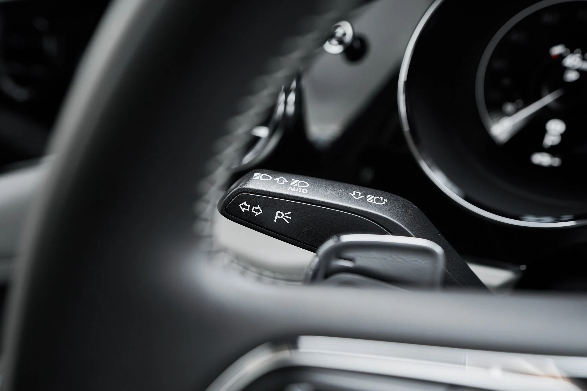 mph056_78697042_Used_2023_Bentley_Bentayga_EWB_Azure_1763502561_f1fdf9595d