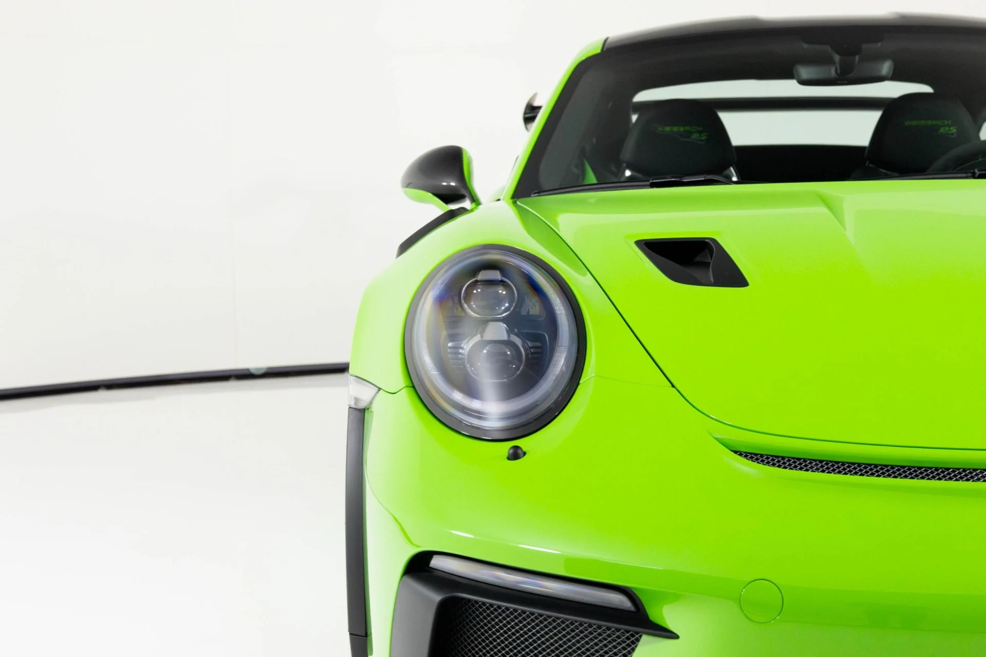 mph056_882647310_Used_2019_Porsche_911_GT_3_RS_1763595304_16d33136bf