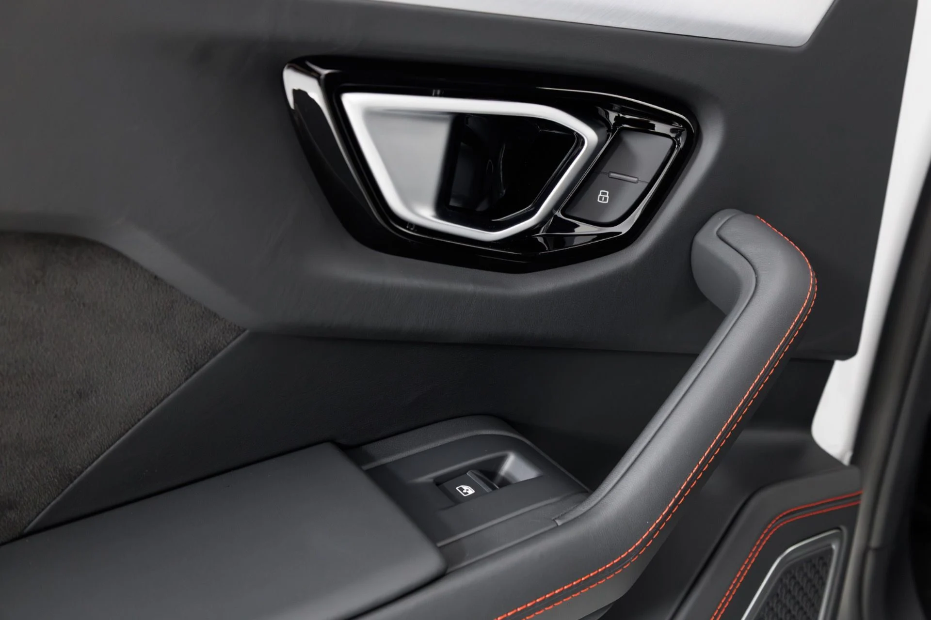 mph056_908637006_Used_2024_Lamborghini_Urus_S_1788297644_ea2e137828