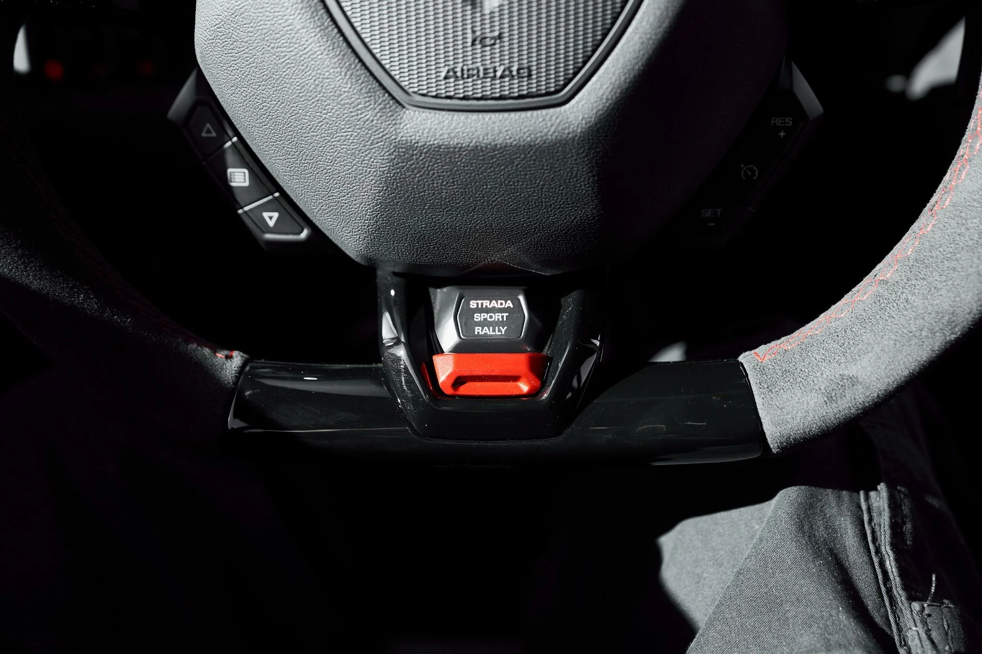 mph056_976142063_Used_2023_Lamborghini_Huracan_Base_1764123652_217e791dfc