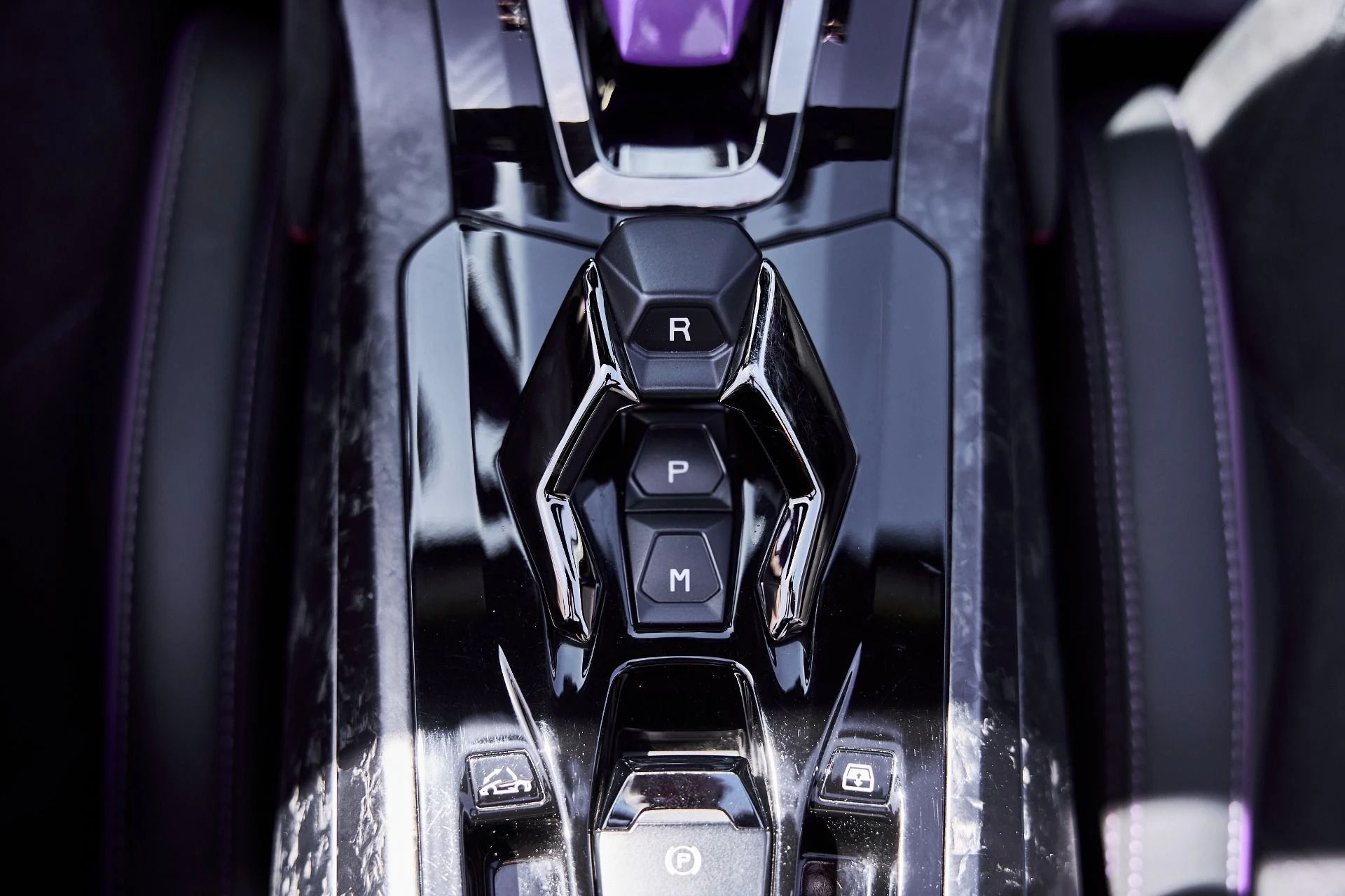 mph057_1028896191_Used_2024_Lamborghini_Huracan_EVO_Base_1776733935_b4a75c4725