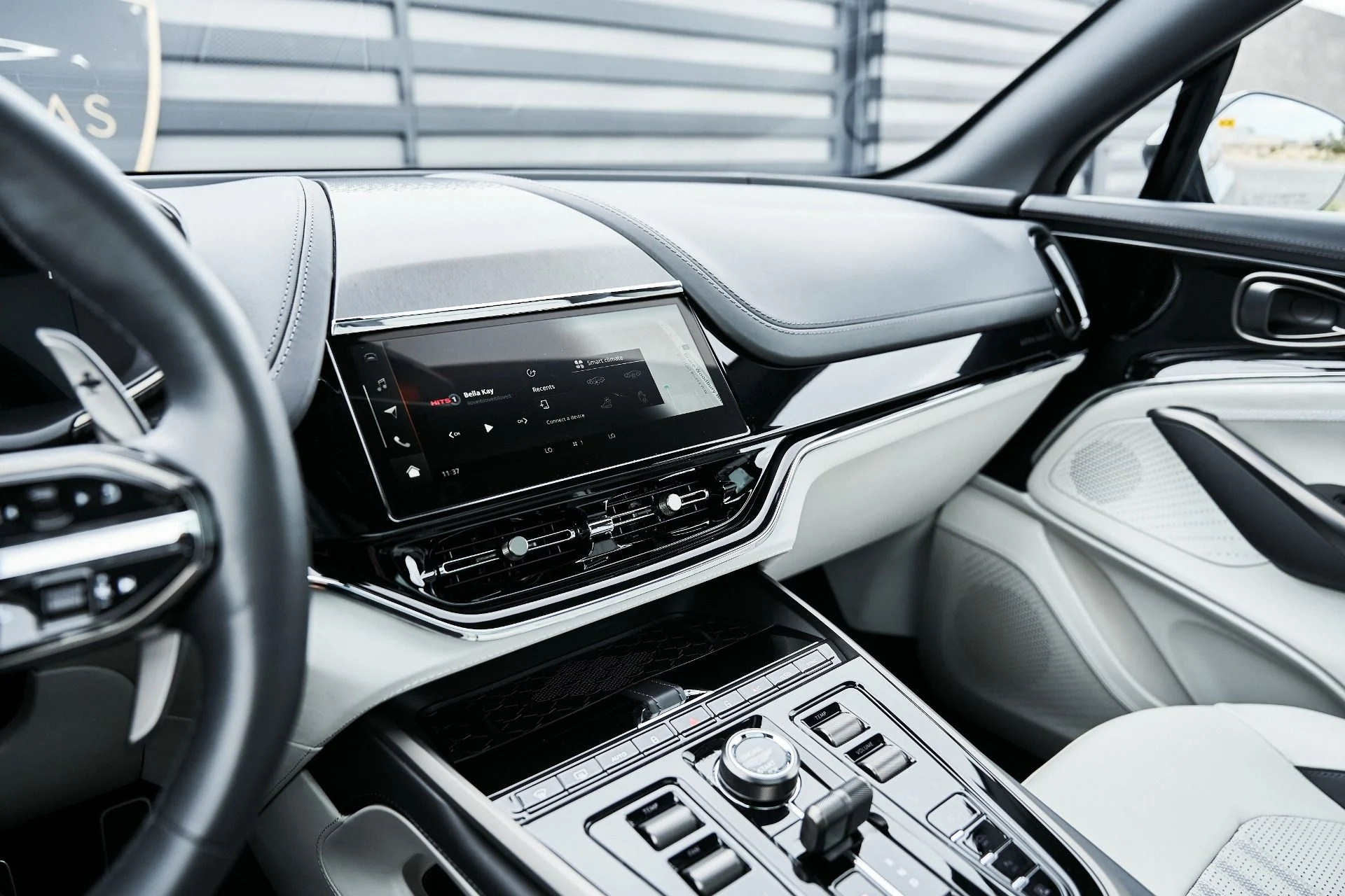 mph057_1101059278_Used_2025_Aston_Martin_DBX_707_1775008031_a570e0fd47