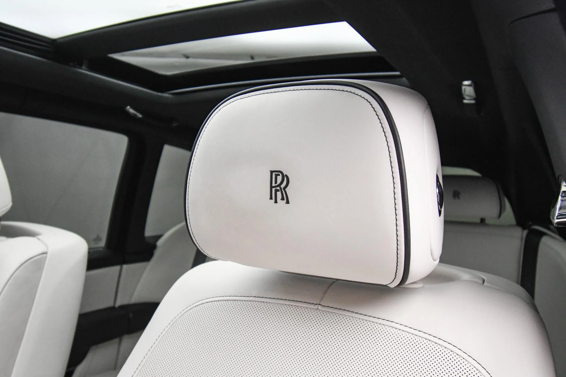 mph057_1323288860_Used_2020_Rolls_Royce_Cullinan_1753776615_ae89864211