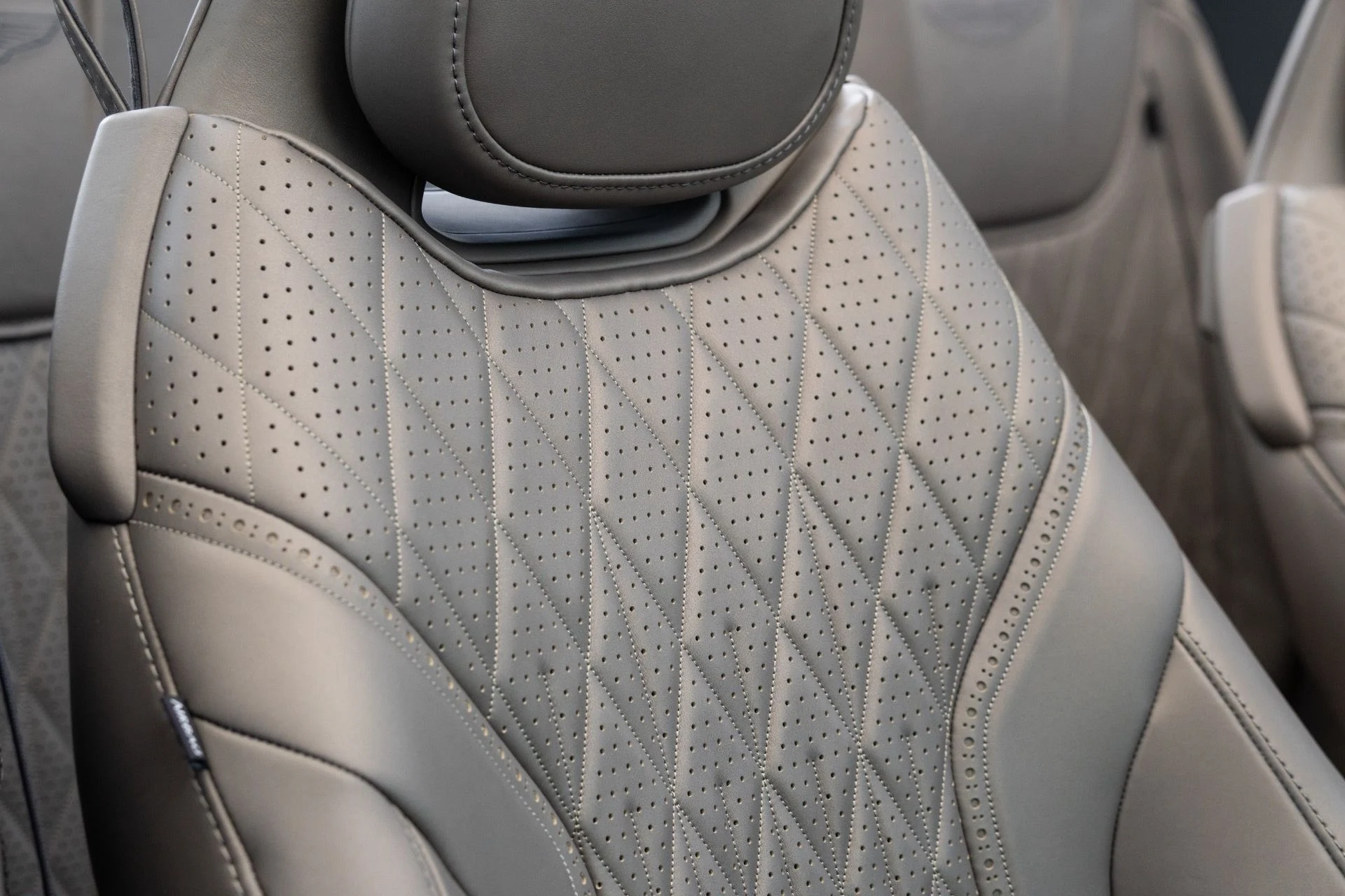 mph057_1465917324_Used_2024_Aston_Martin_DB_12_Volante_1777693541_fef4ae2917