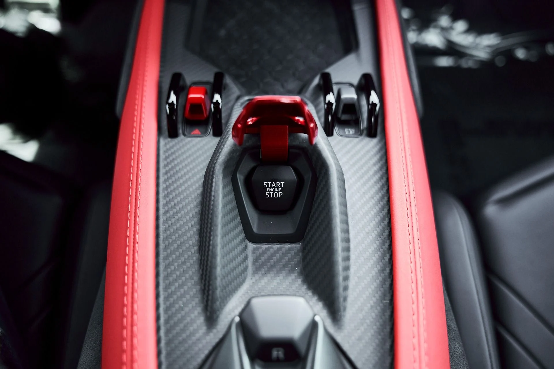 mph057_1570049930_Used_2025_Lamborghini_Revuelto_Base_1774300555_1d11186375