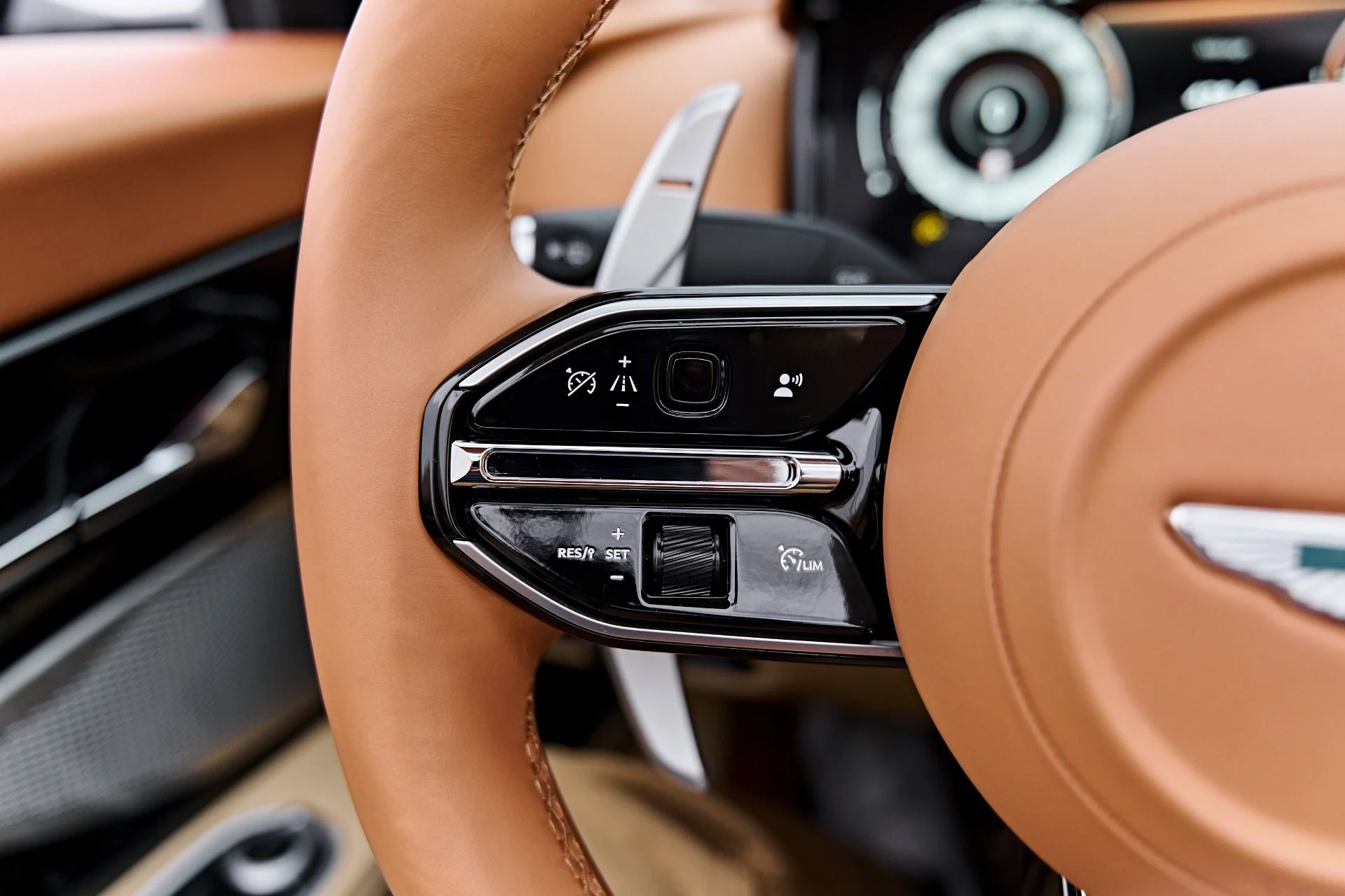 mph057_1605523955_Used_2025_Aston_Martin_DB_12_Volante_1791997296_a8d2489560