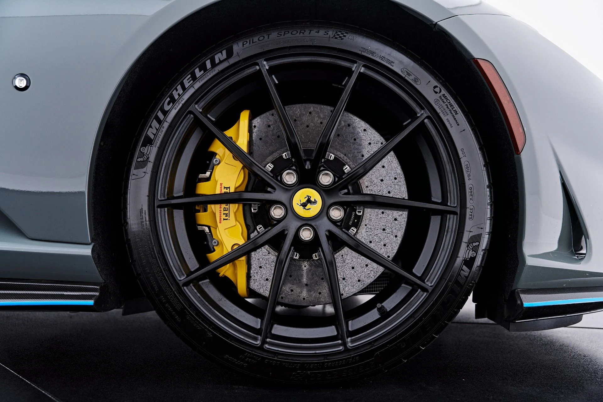 mph057_1702844448_Used_2023_Ferrari_812_GTS_Base_1785445662_4081a859fe