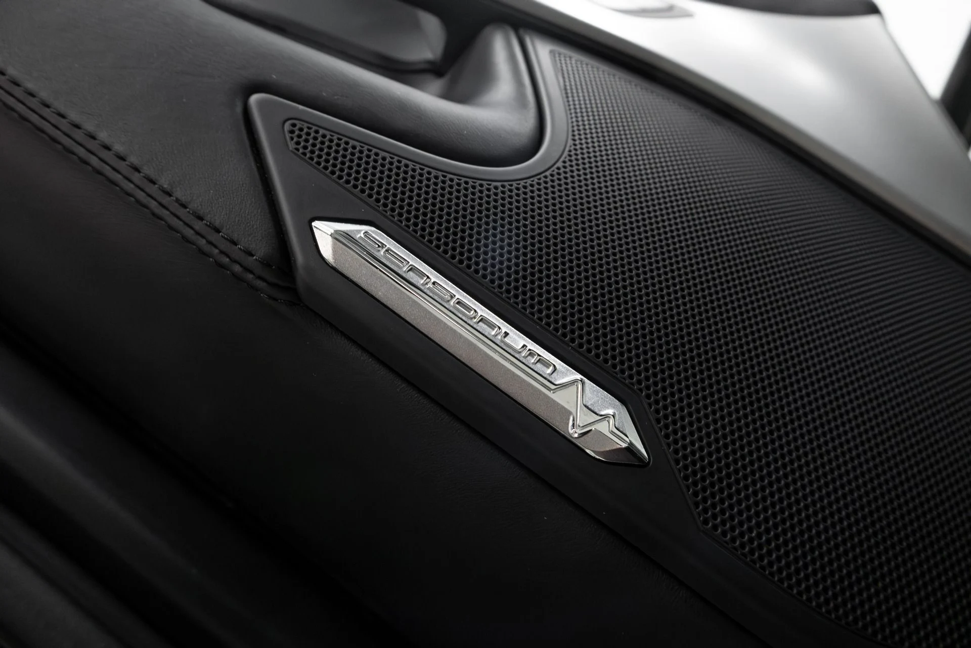 mph057_1820163241_Used_2015_Lamborghini_Aventador_1764723845_8484ba902e