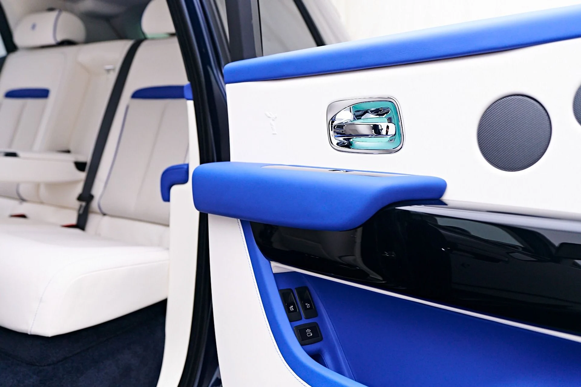 mph057_1877254704_Used_2023_Rolls_Royce_Cullinan_Base_1745954360_9da8d5ca2c