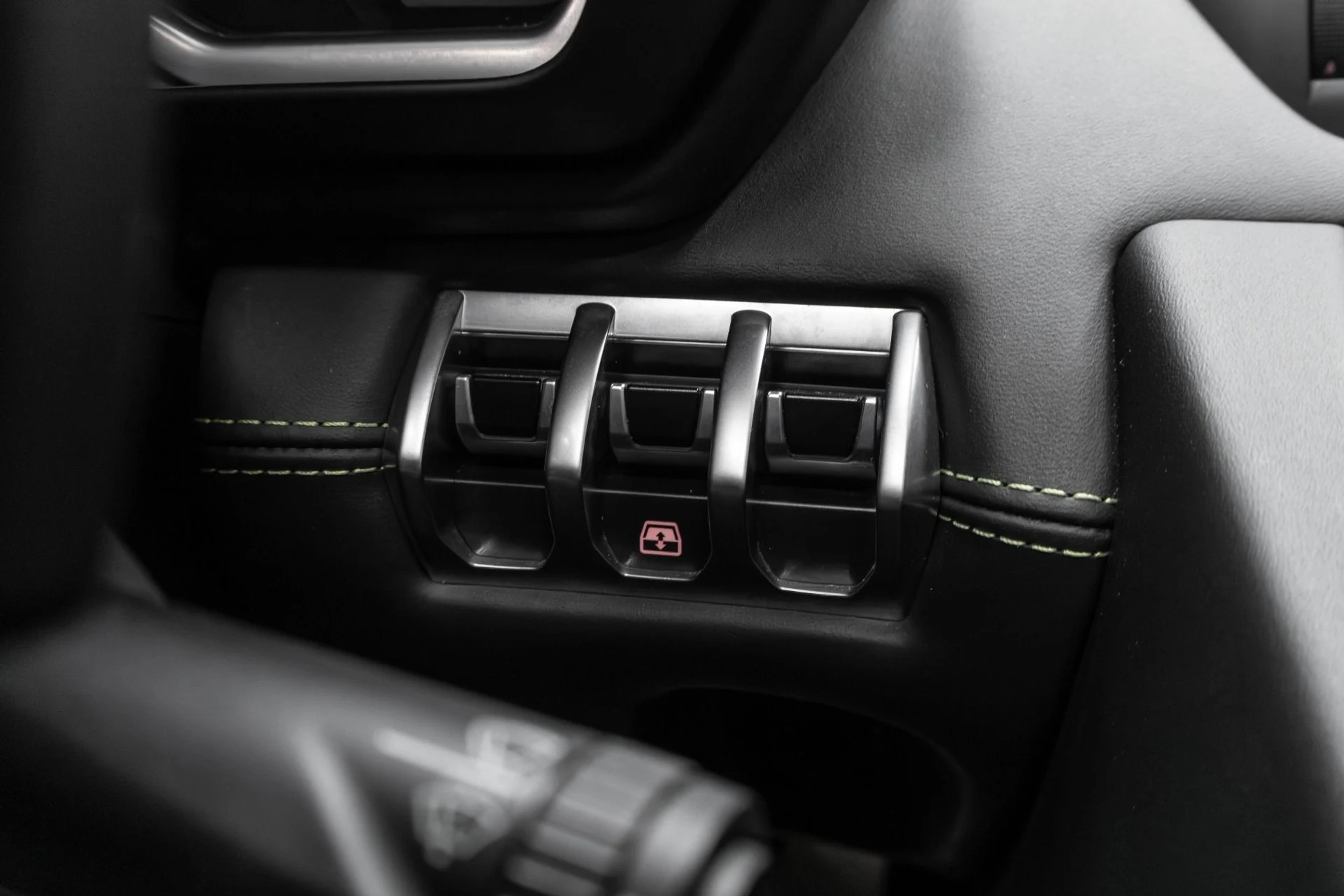 mph057_1907388729_Used_2015_Lamborghini_Aventador_LP_700_4_1770952947_5acf225bc0