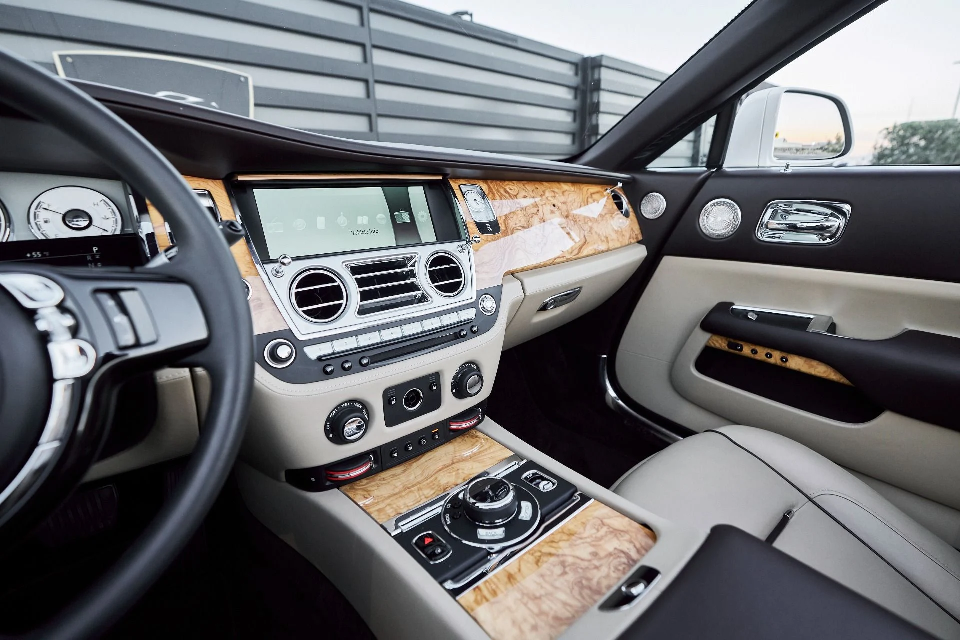 mph057_1976257221_Used_2017_Rolls_Royce_Dawn_Base_1764730538_10f0afb9bb