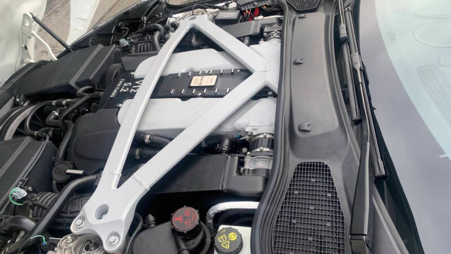 mph057_1997173219_2018_aston_martin_db11_v12_2dr_coupe_b17daafb4f