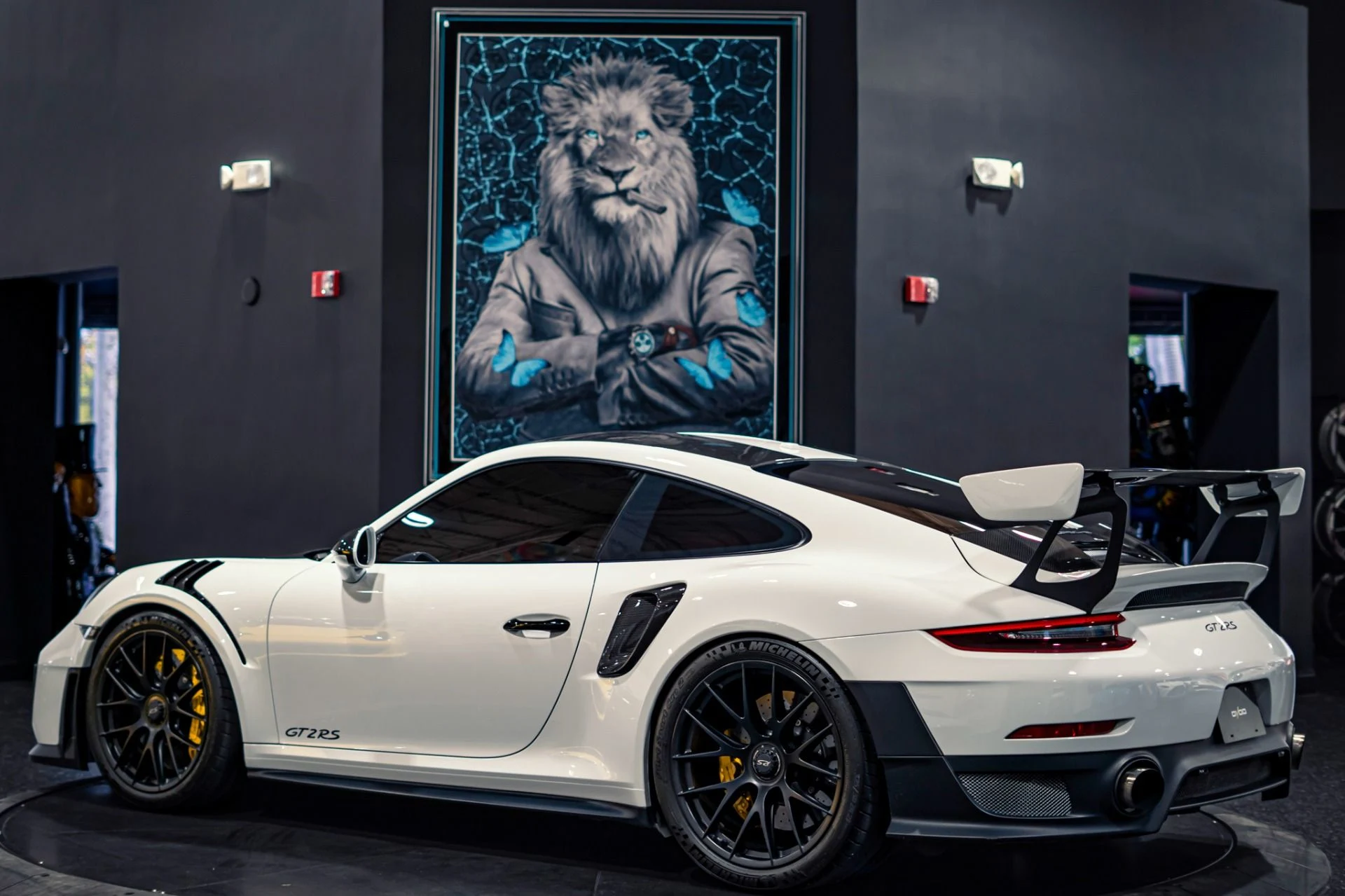 mph057_2067031706_Used_2018_Porsche_911_GT_2_RS_1777474085_69e886d81e