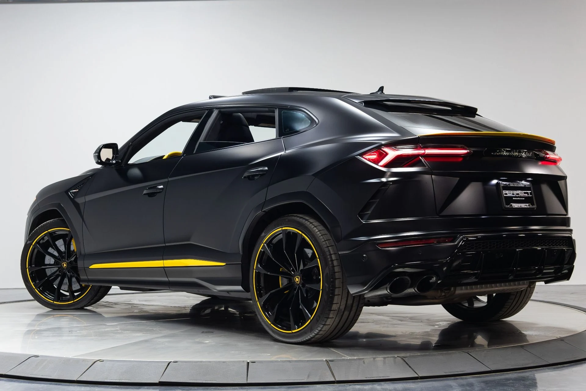 mph057_208719169_Used_2022_Lamborghini_Urus_Graphite_Capsule_1775757245_5821e920b3