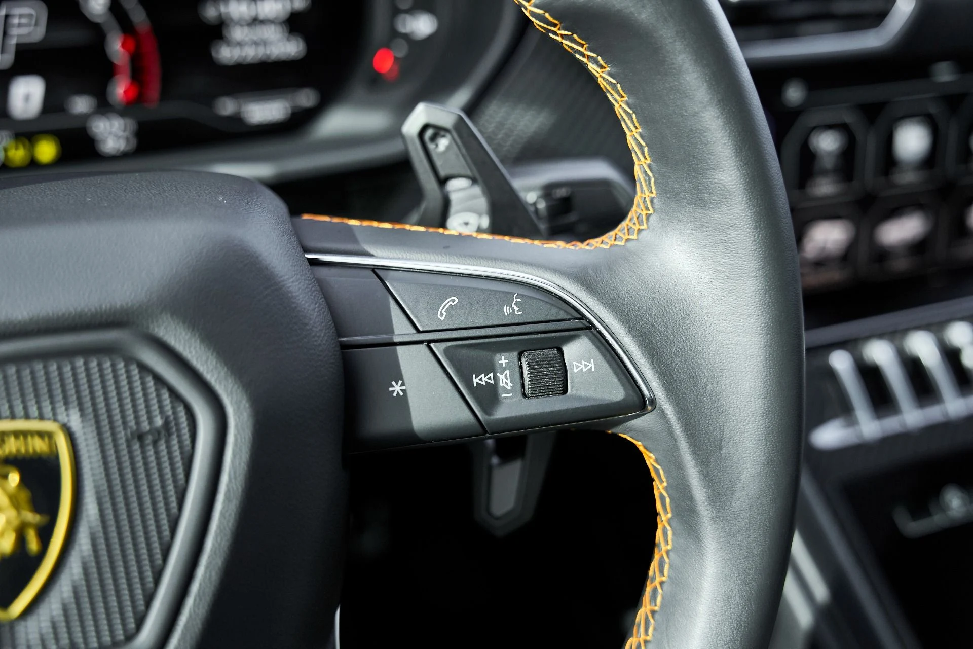 mph057_2248521547_Used_2022_Lamborghini_Urus_1766457453_ee5f91d4d7