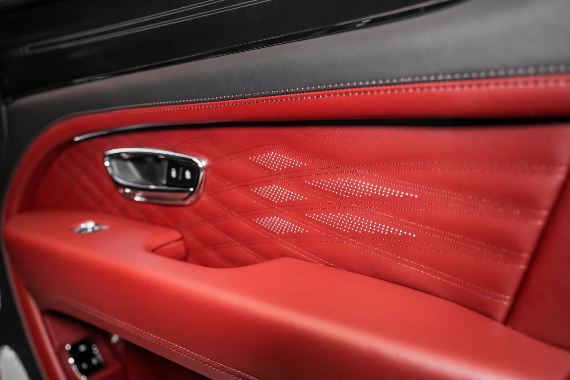 mph057_2267413113_New_2025_Bentley_BENTAYGA_EWB_AZURE_V8_Azure_V8_1749659689_d136a4acd9