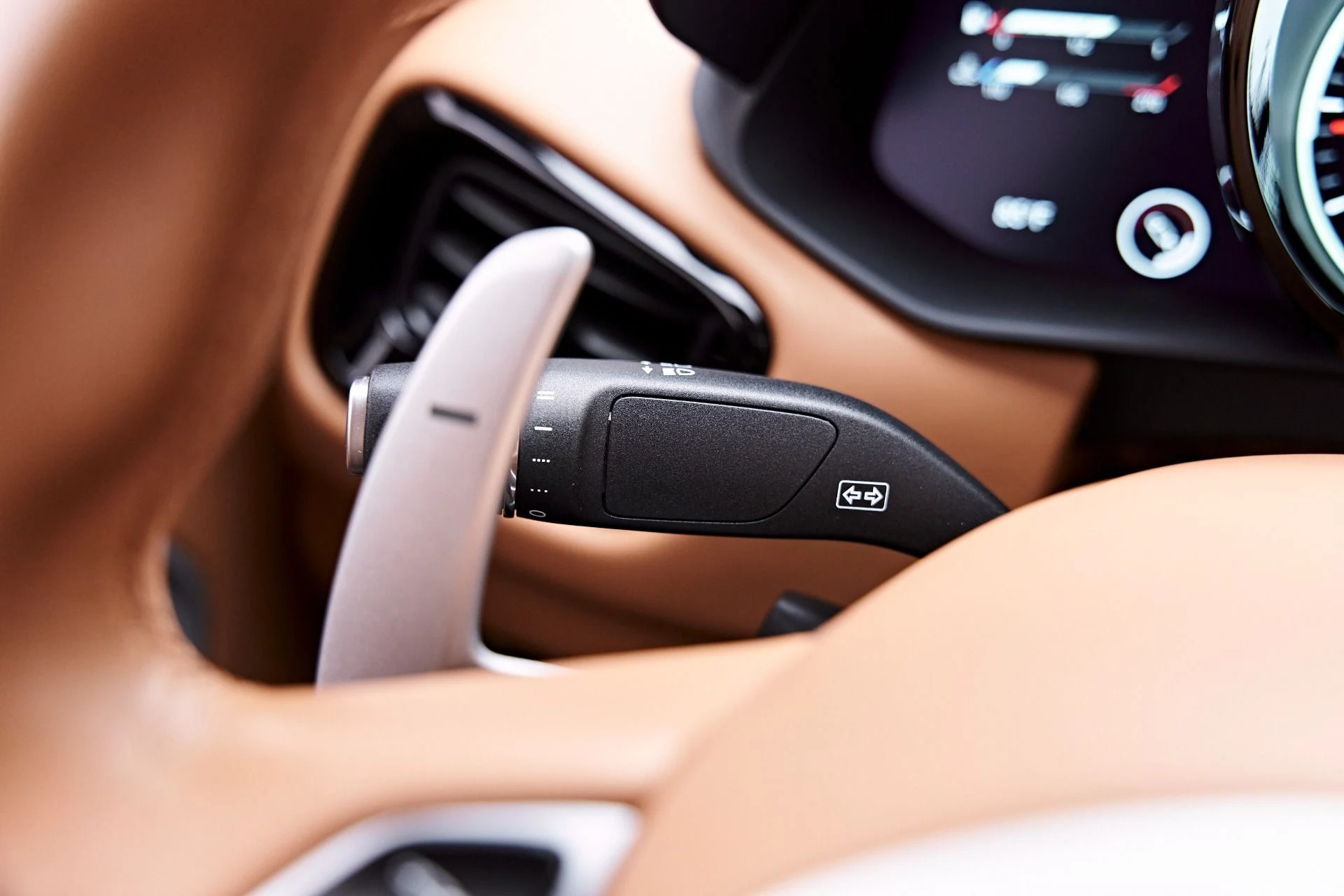 mph057_2293610291_Used_2020_Aston_Martin_Vantage_Base_1777504340_387eba63a2