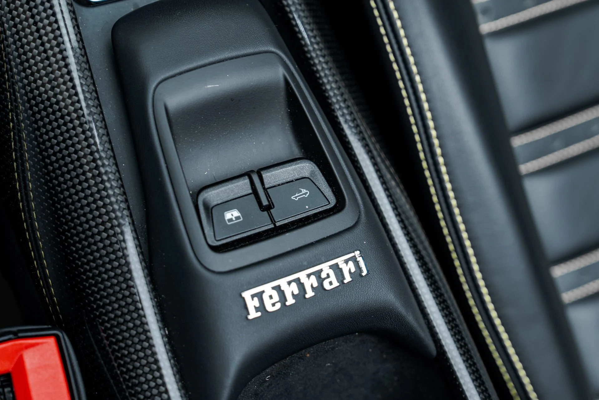 mph057_2332416769_Used_2022_Ferrari_F8_Spider_1788910739_ba1f4e92af