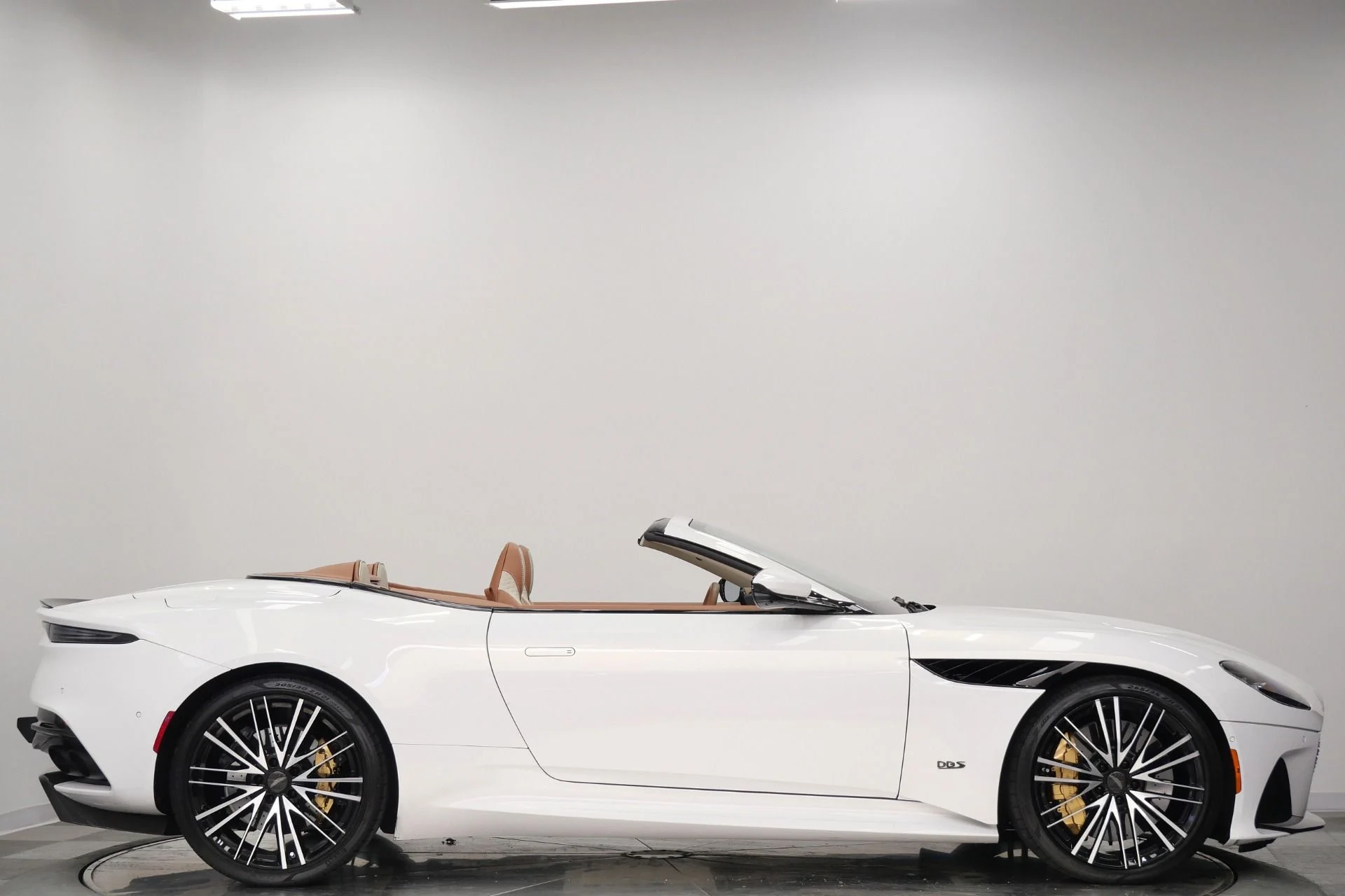 mph057_2339610221_Used_2022_Aston_Martin_DBS_Superleggera_Volante_715_Horsepower_Low_Miles_Two_Tone_Interior_1780071319_f1007680dd