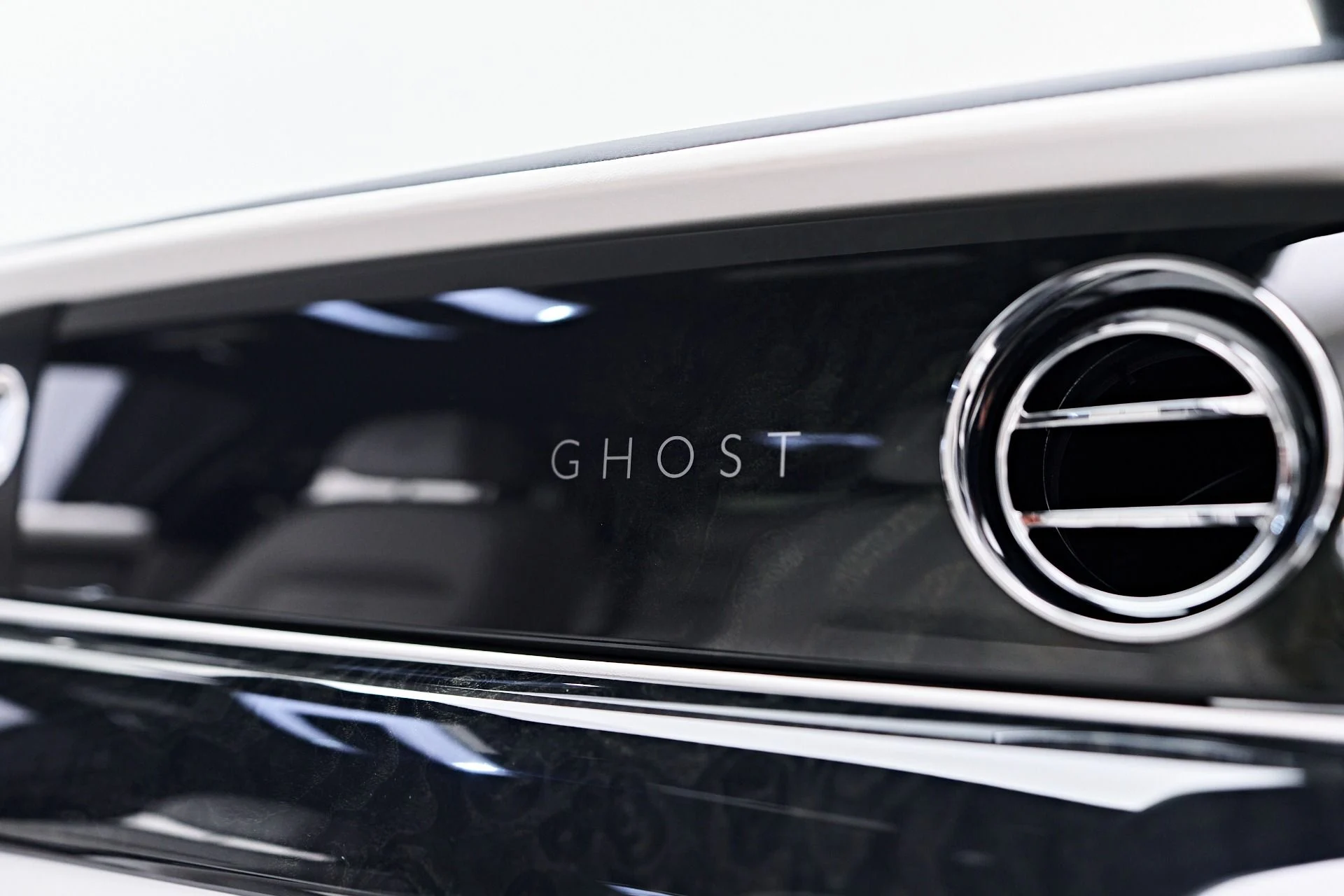 mph057_2383886076_Used_2024_Rolls_Royce_Ghost_Base_1752169894_fd6aa98236