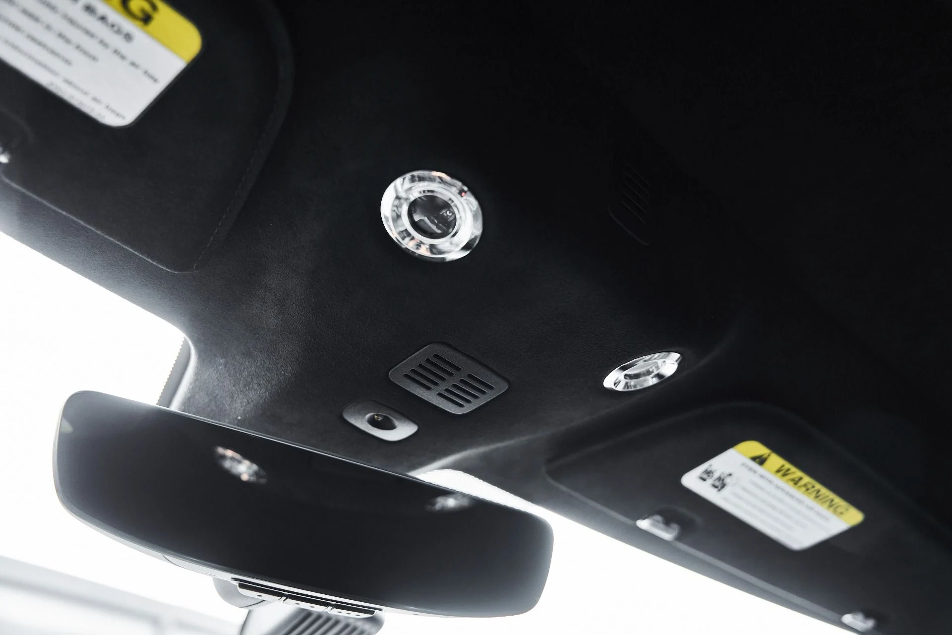 mph057_2384204491_Used_2023_Aston_Martin_Vantage_1775333383_9bb2926464