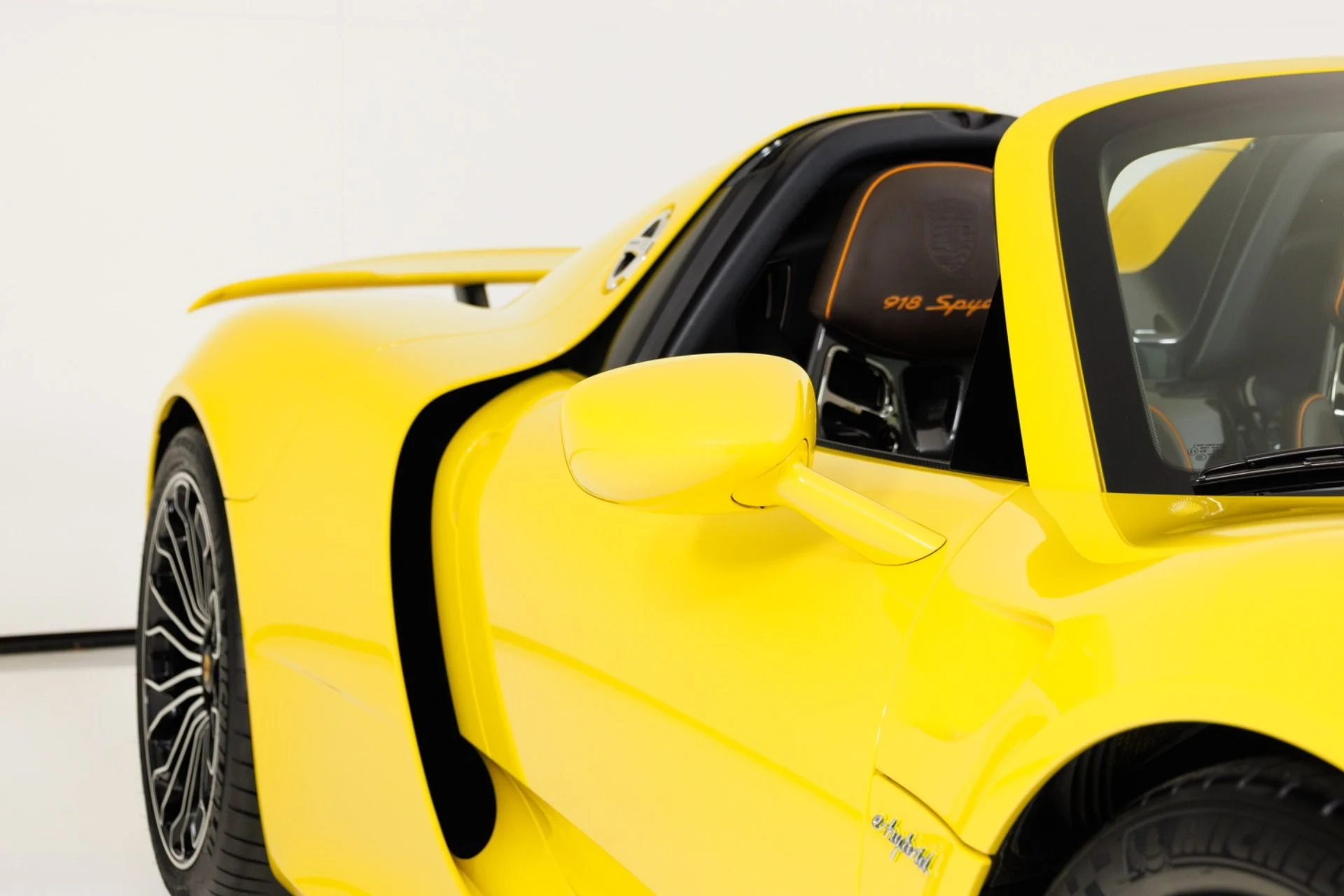 mph057_2425310194_Used_2015_Porsche_918_Spyder_1789427641_5c86210efe