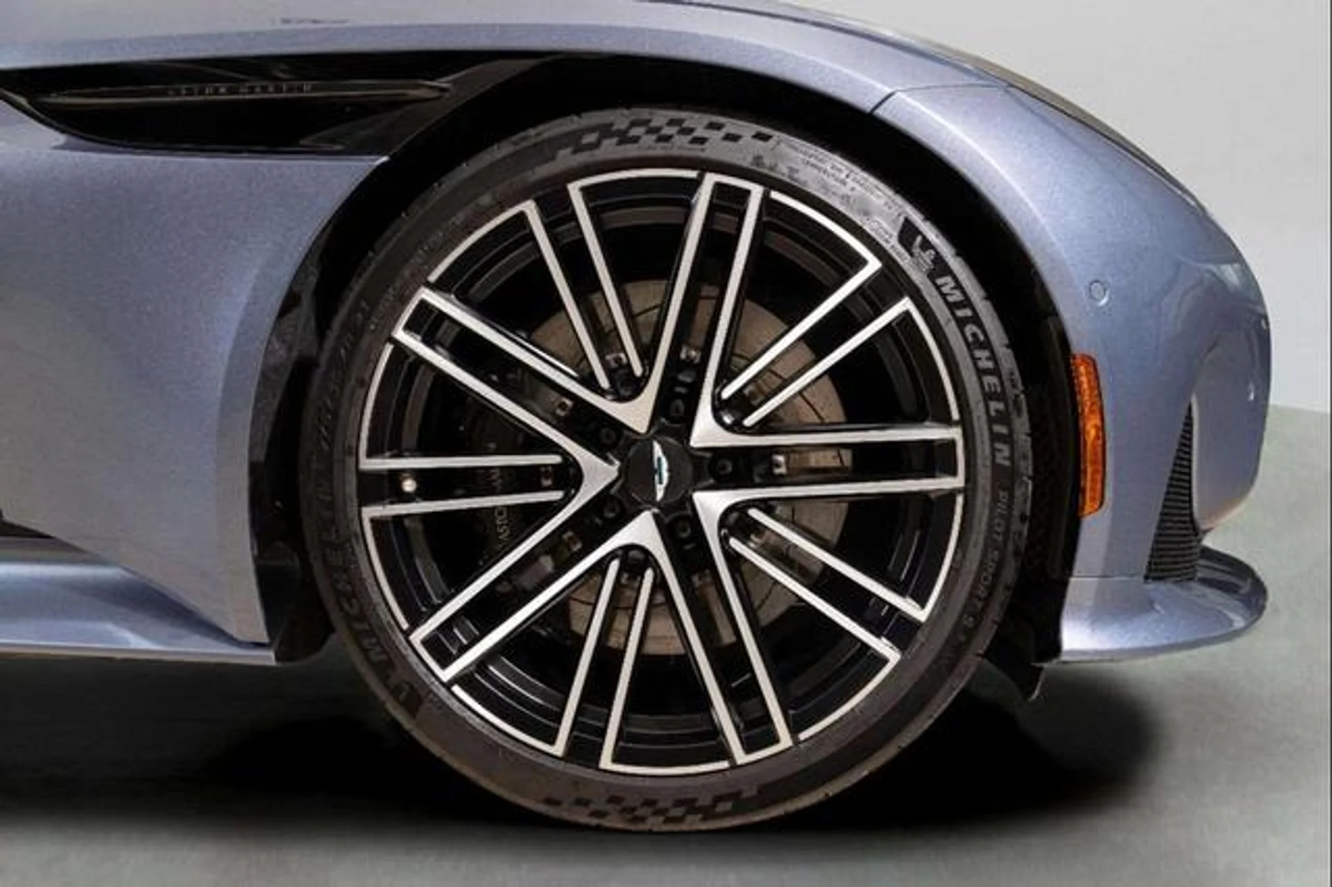 mph057_270712259_q_Q_Nj9pk2t_O2_D125i_Oy_Cif0tz0_EM_a45246943d