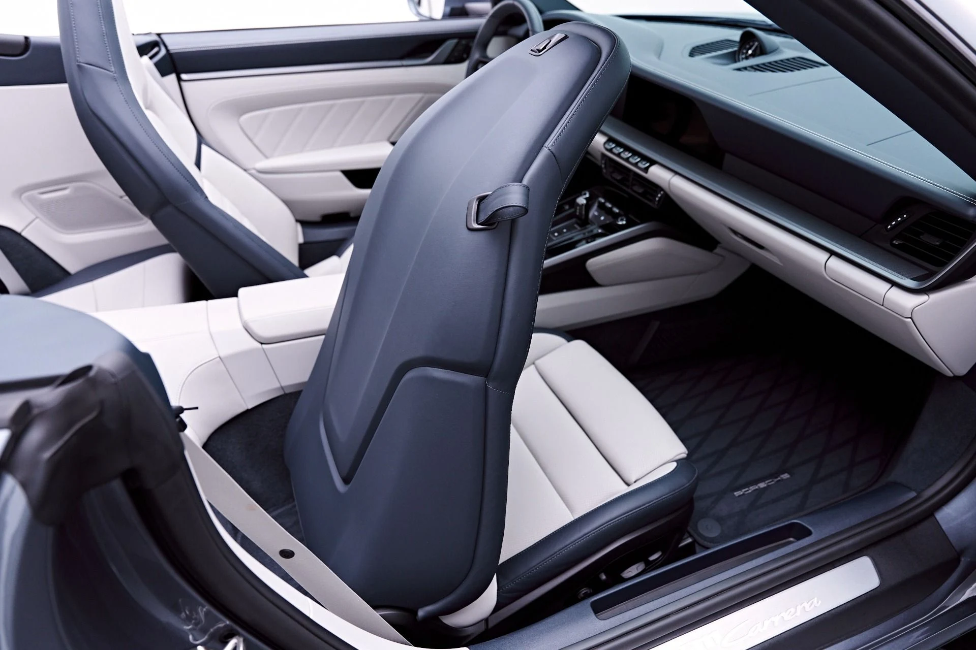 mph057_2717955118_Used_2025_Porsche_911_Carrera_1777504819_93fa22f165