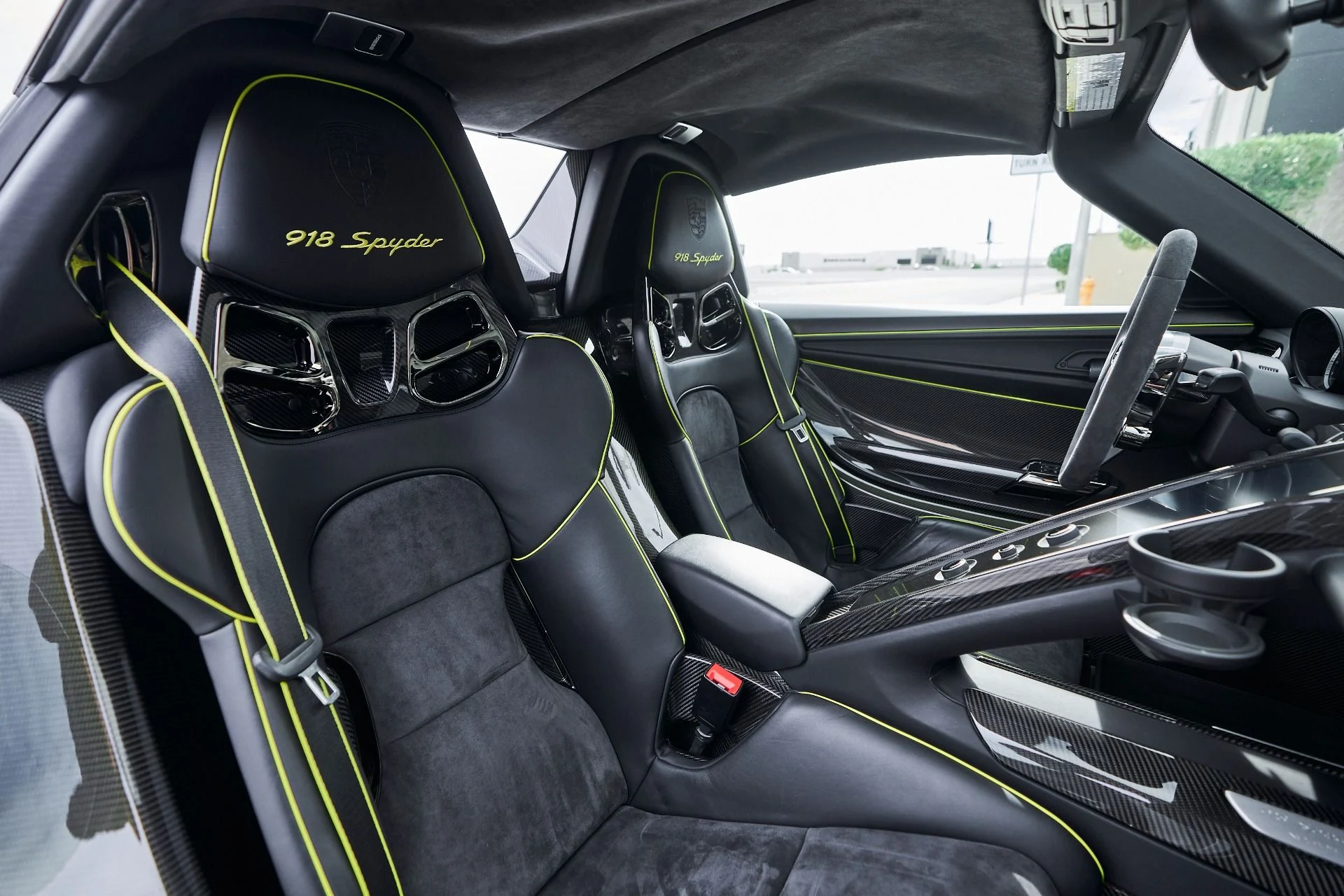 mph057_2821810518_Used_2015_Porsche_918_Spyder_w_Weissach_Package_1764874366_cfc5e2c73e