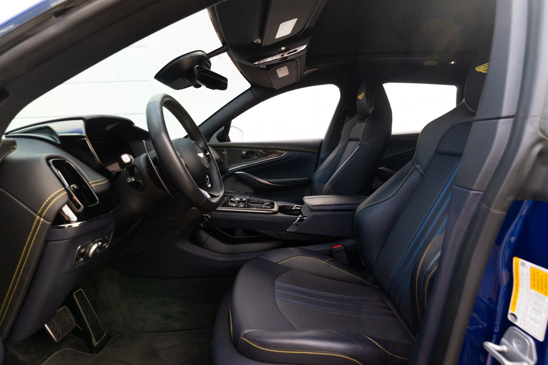 mph057_2835991746_Used_2025_Aston_Martin_DBX_707_1764700714_1cd4fb1f78