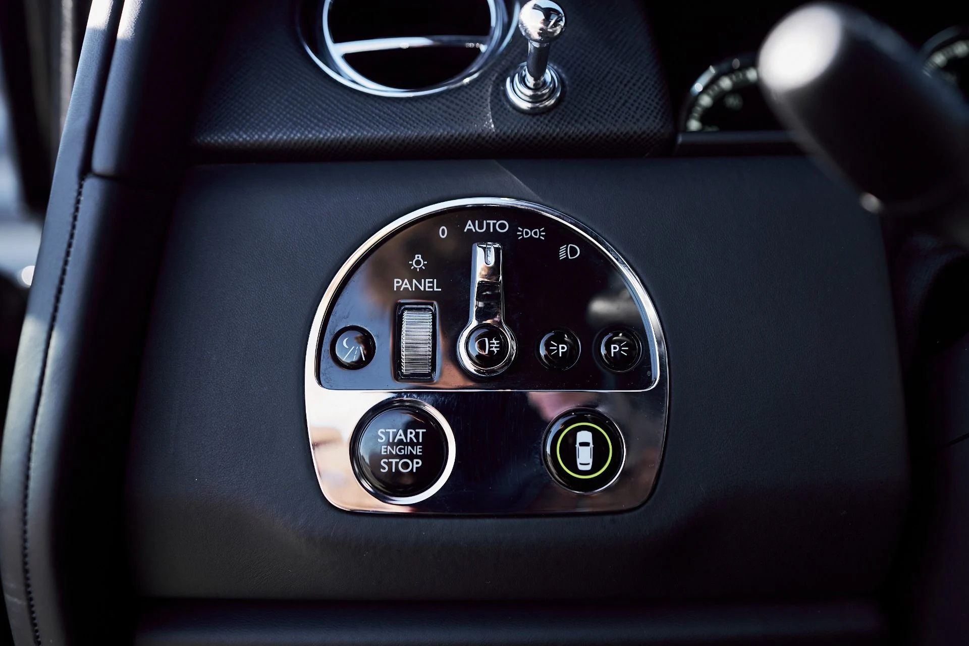 mph057_289994794_Used_2019_Rolls_Royce_Cullinan_Base_1764382745_beeee53954