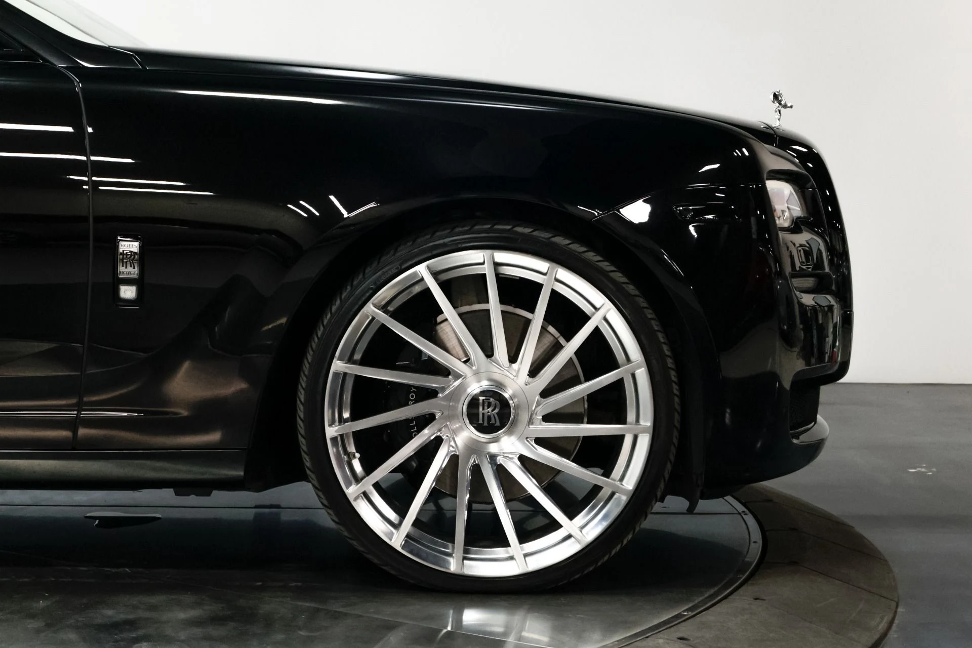 mph057_2920568186_Used_2015_Rolls_Royce_Ghost_Base_1760537897_6df00e9e5b