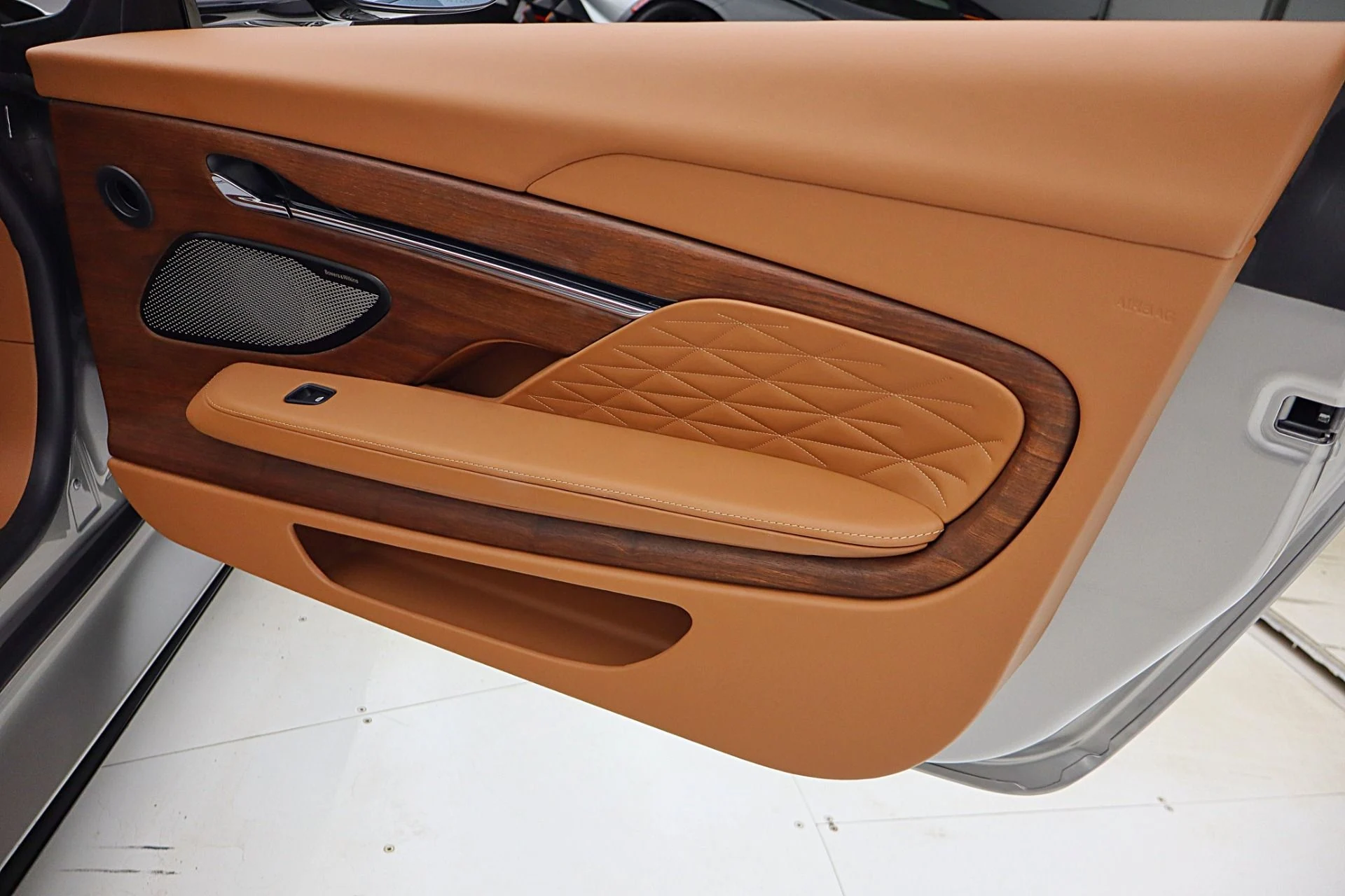 mph057_2970793602_Used_2024_Aston_Martin_DB_12_Volante_0d4f410708