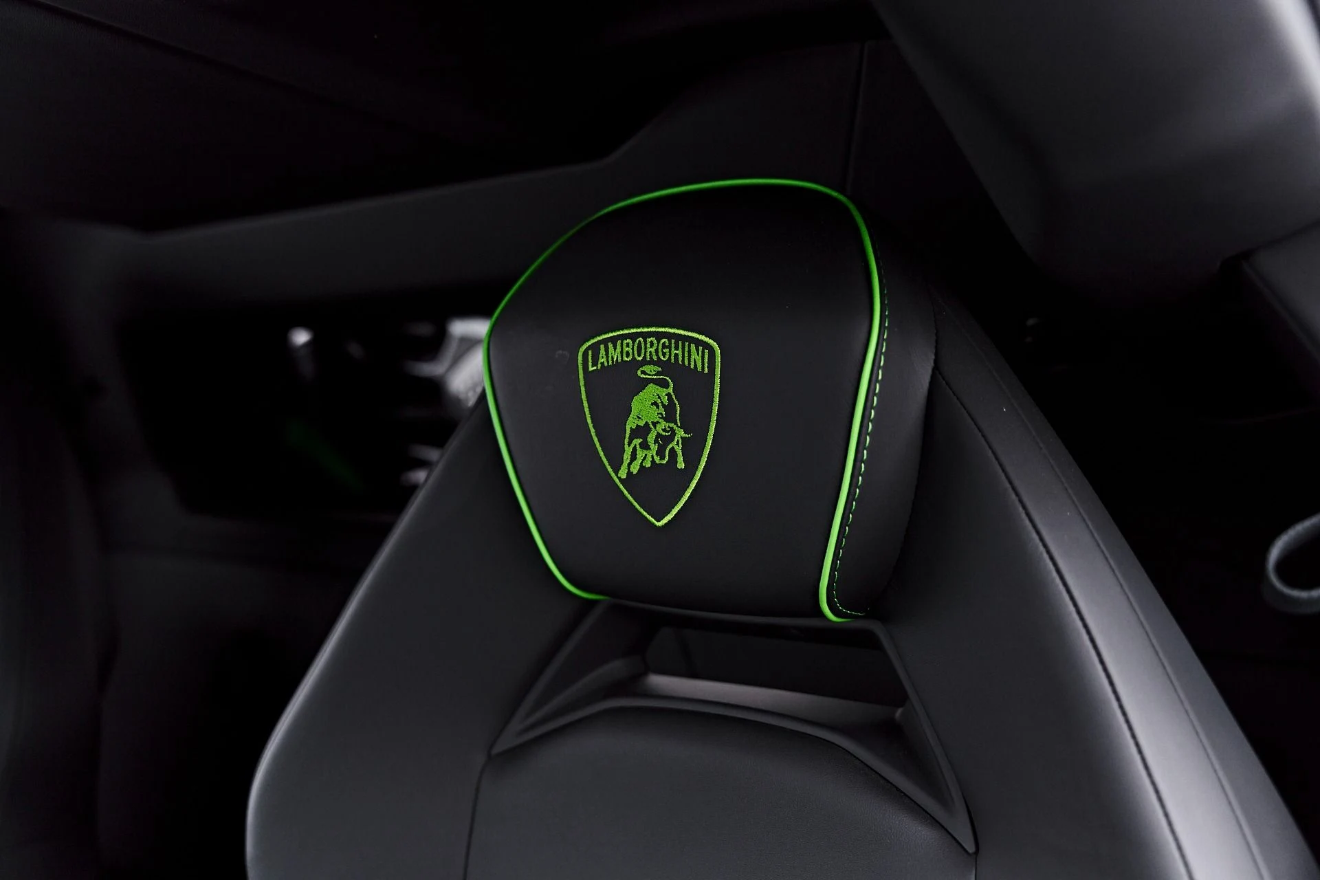 mph057_3218537509_Used_2024_Lamborghini_Revuelto_Base_1788040999_0bf3dbb75b