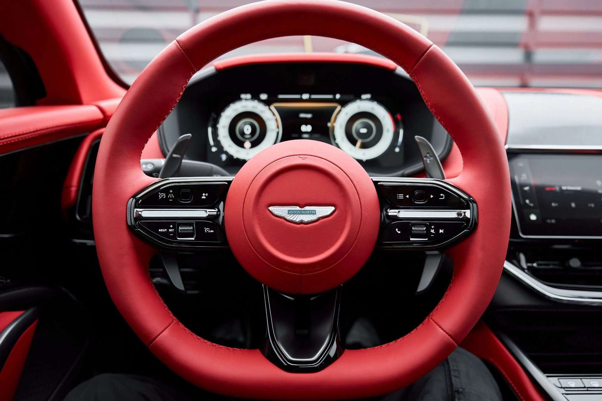 mph057_3220341115_Used_2025_Aston_Martin_DBX_707_1766785399_2a5da533d9