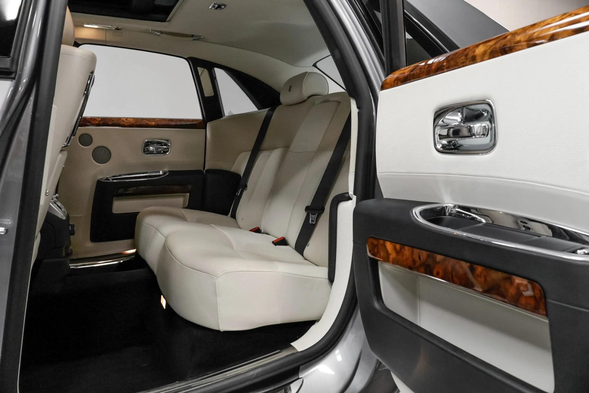 mph057_3260650933_Used_2010_Rolls_Royce_Ghost_1762979242_70f6a0d804