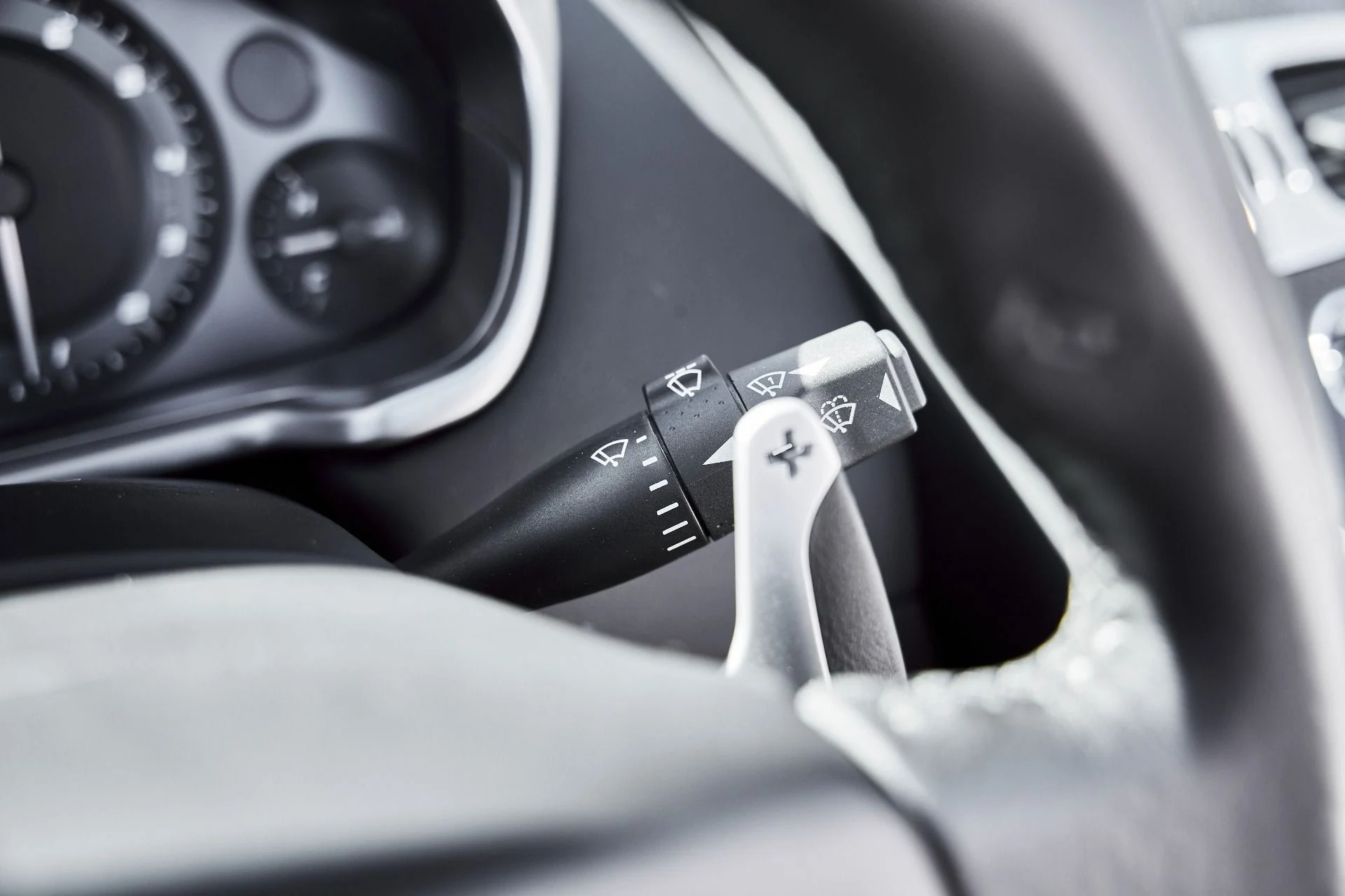 mph057_3267377195_Used_2017_Aston_Martin_Vanquish_Volante_1773797534_dbd2e94e68