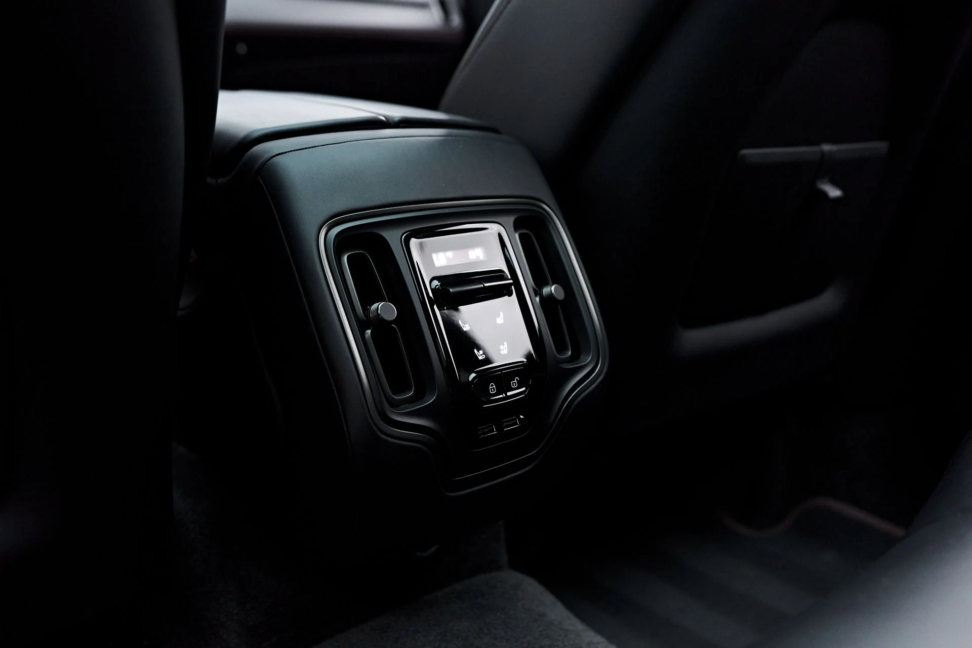 mph057_3271668758_Used_2023_Aston_Martin_DBX_707_1754786768_3a27aaef6f