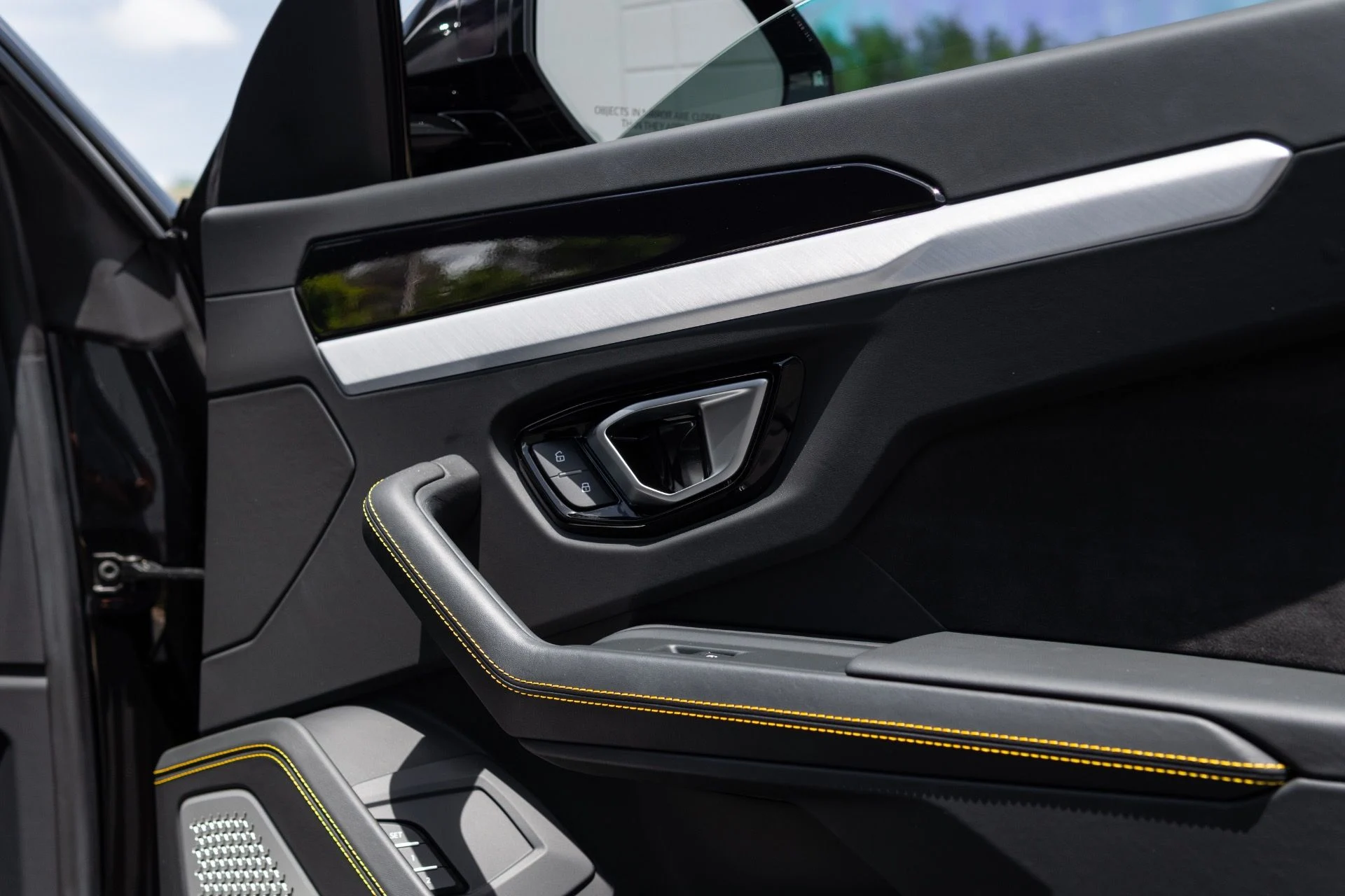 mph057_3395796711_Used_2022_Lamborghini_Urus_1776127481_7acbf8abad