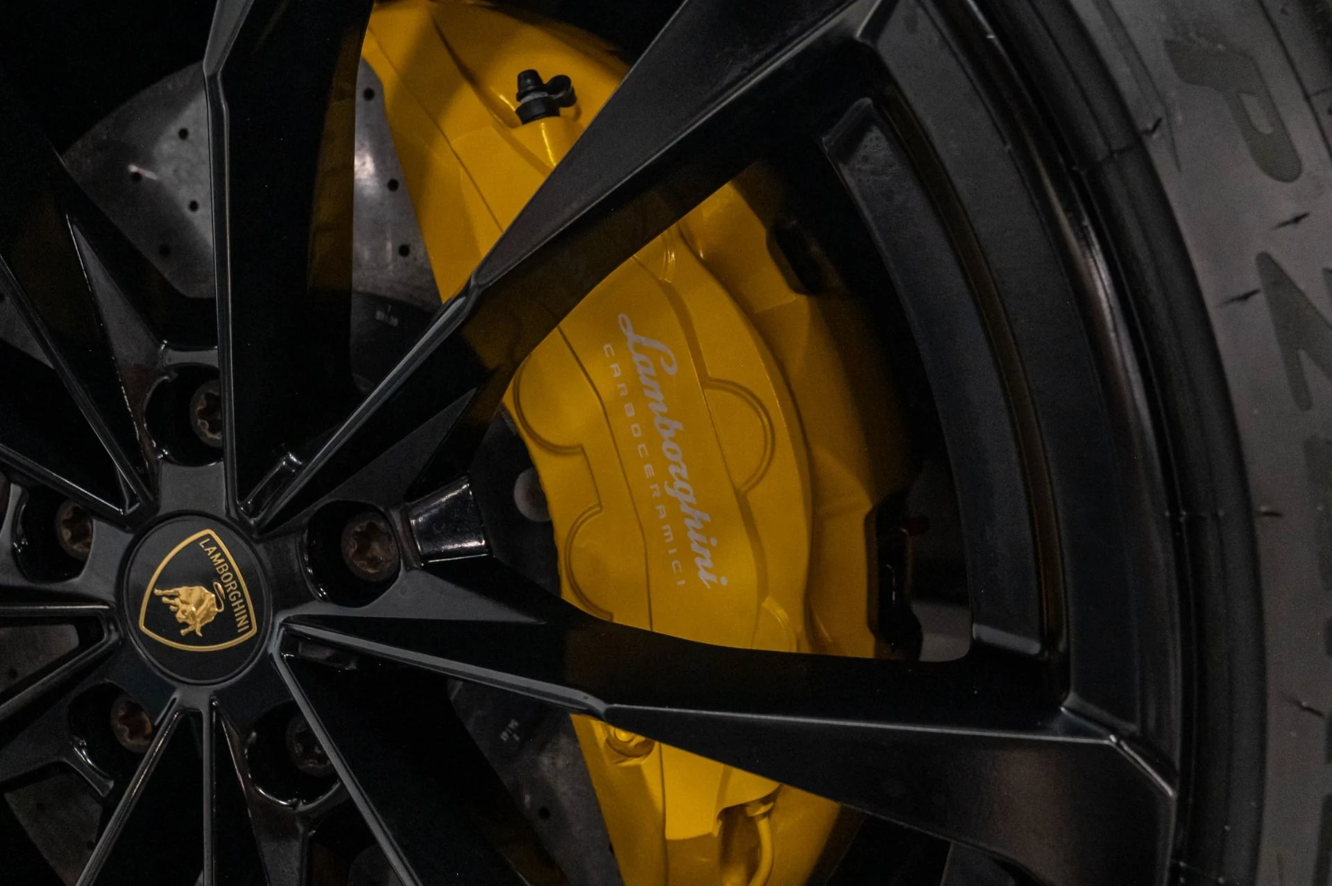 mph057_3437941182_Used_2019_Lamborghini_Urus_1786985122_c6e40ec5df