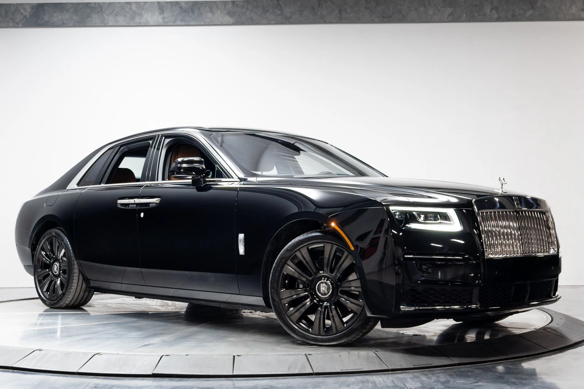 mph057_3500794996_Used_2022_Rolls_Royce_Ghost_1776785090_7b40d8cdf7