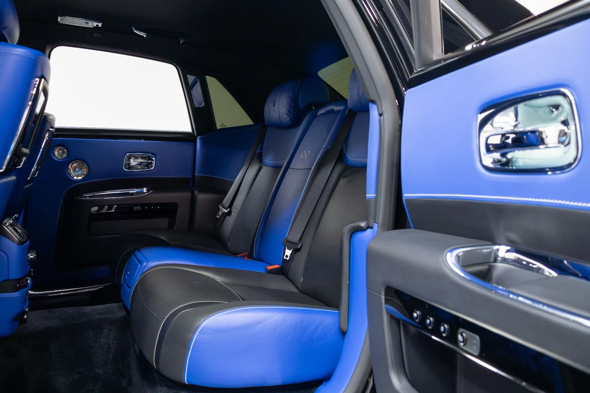 mph057_356469889_Used_2017_Rolls_Royce_Ghost_Black_Badge_1764012368_9c8ba59667