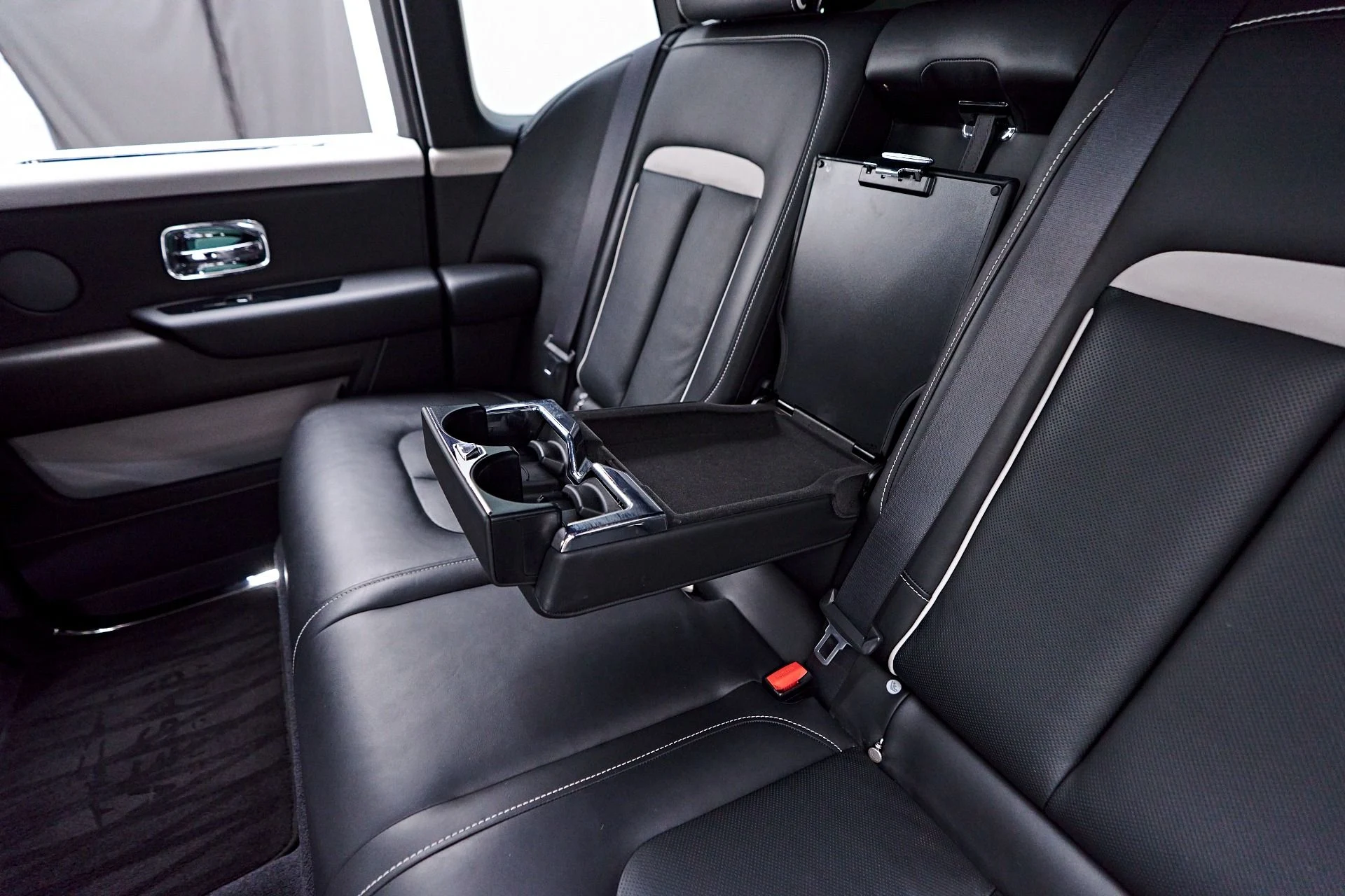 mph057_359364501_Used_2023_Rolls_Royce_Cullinan_Base_1756252121_9cf19a9055