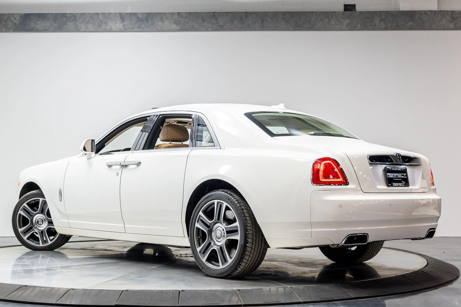 mph057_3619098522_Used_2017_Rolls_Royce_Ghost_1774888920_732938de01