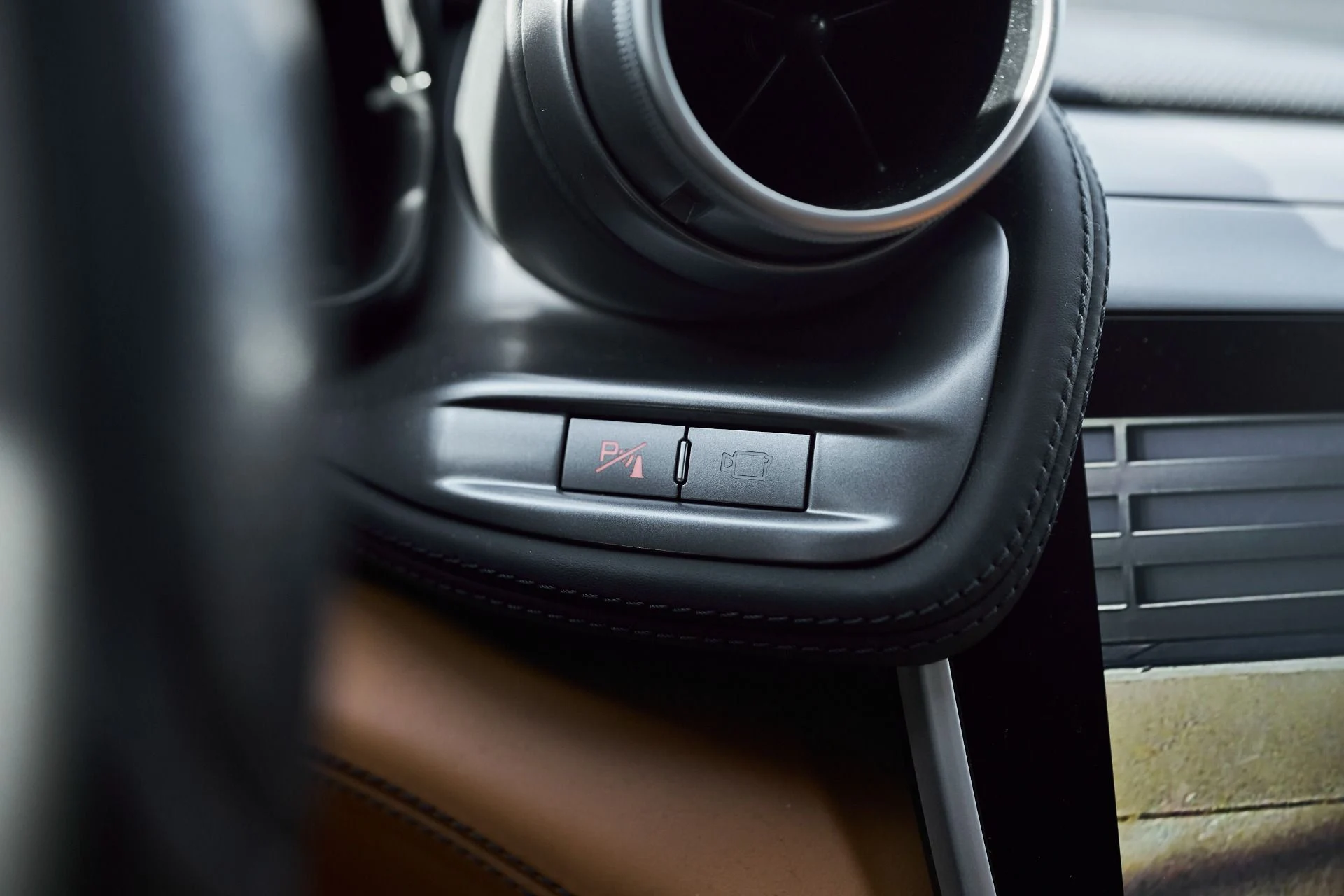 mph057_3806255323_Used_2018_Ferrari_GTC_4_Lusso_V12_1764210223_57b7fae7e2