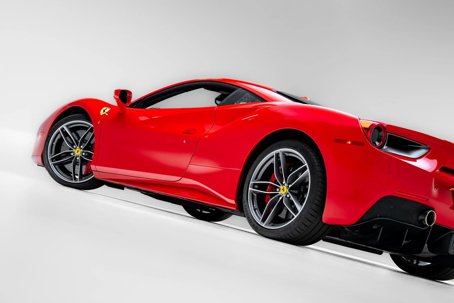mph057_3951369334_Used_2018_Ferrari_488_GTB_1776815739_6d668fb2af