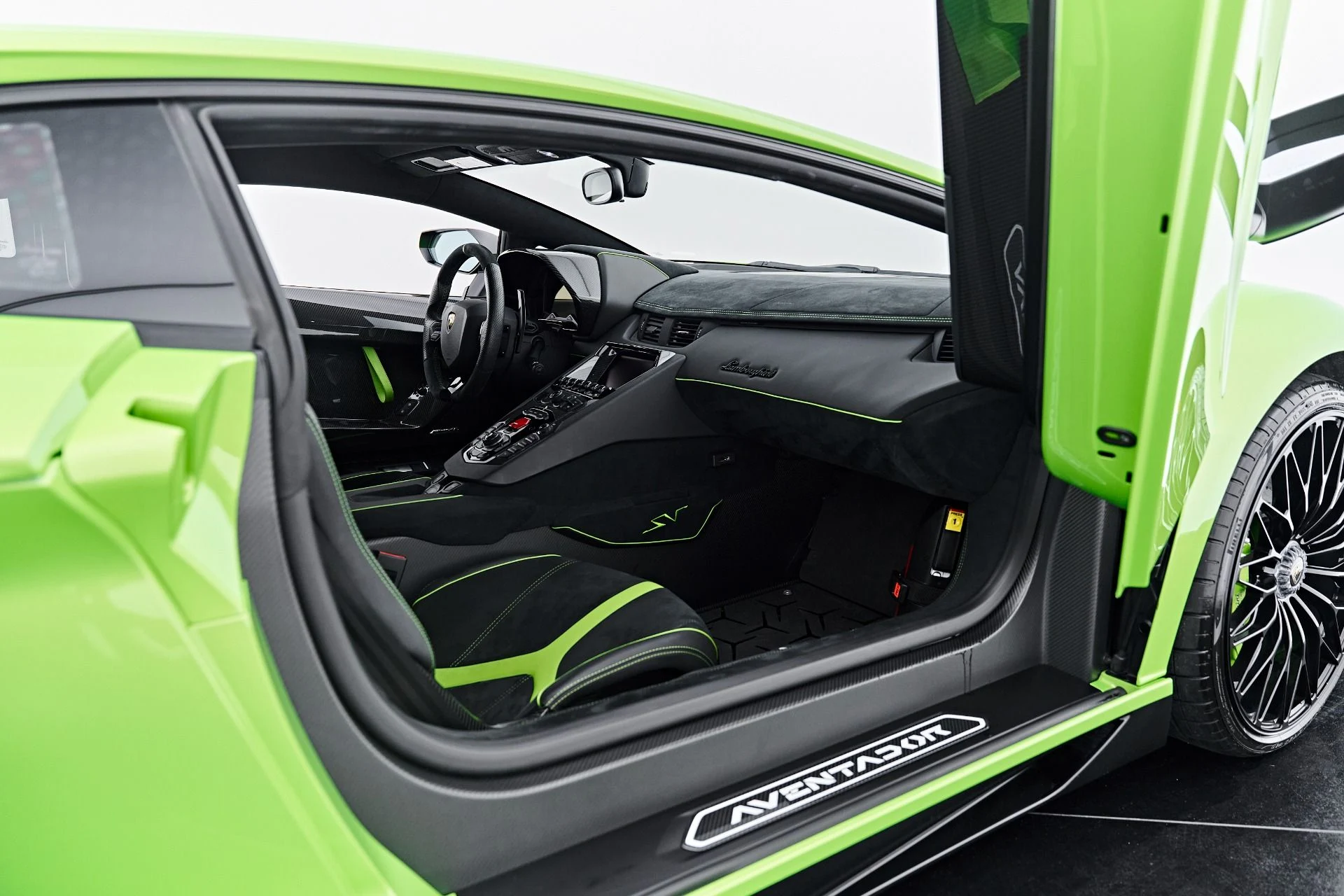 mph057_39807280_Used_2016_Lamborghini_Aventador_LP_750_4_Super_Veloce_1791227533_5bf402aa6b